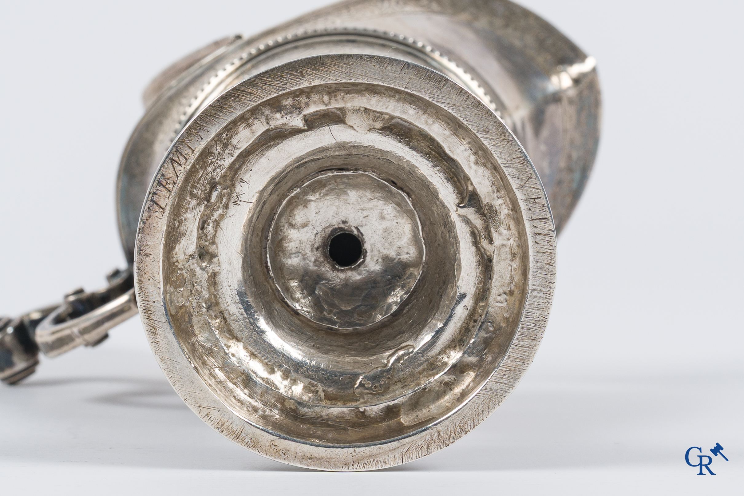 Zilver. Paar gegraveerde religieuze dekselkannen. Inscripties op de bodem "Temi ... Bruxelles". België 18e eeuw.