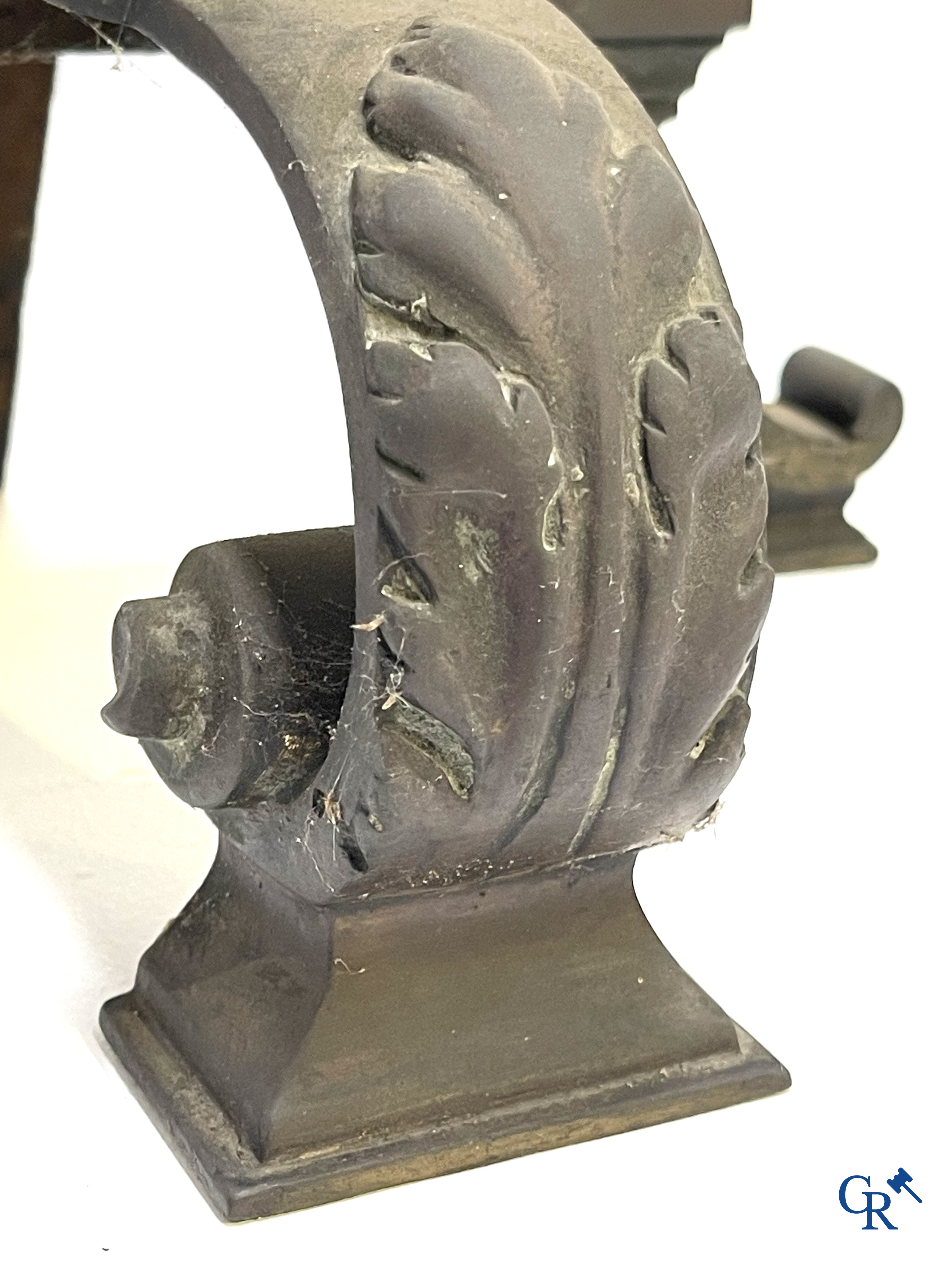 Paar bronzen haardstukken met leeuwen. 19e eeuw.