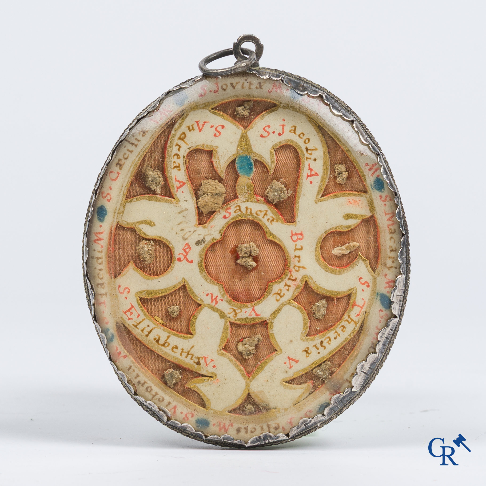 Religieuze objecten. Reliekhanger in zilver montuur met een gouache op perkament en meerdere relikwieën. 18e eeuw.