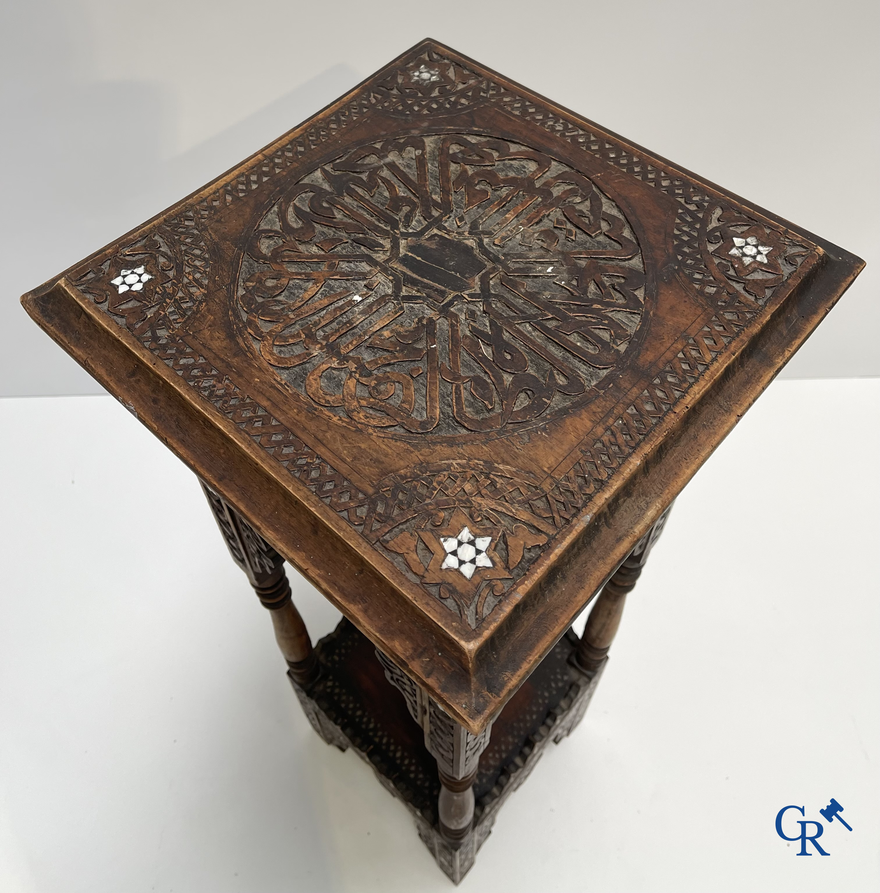 Een hout gesculpteerde sokkel in Oosterse stijl met parelmoer inlegwerk. Circa 1900.