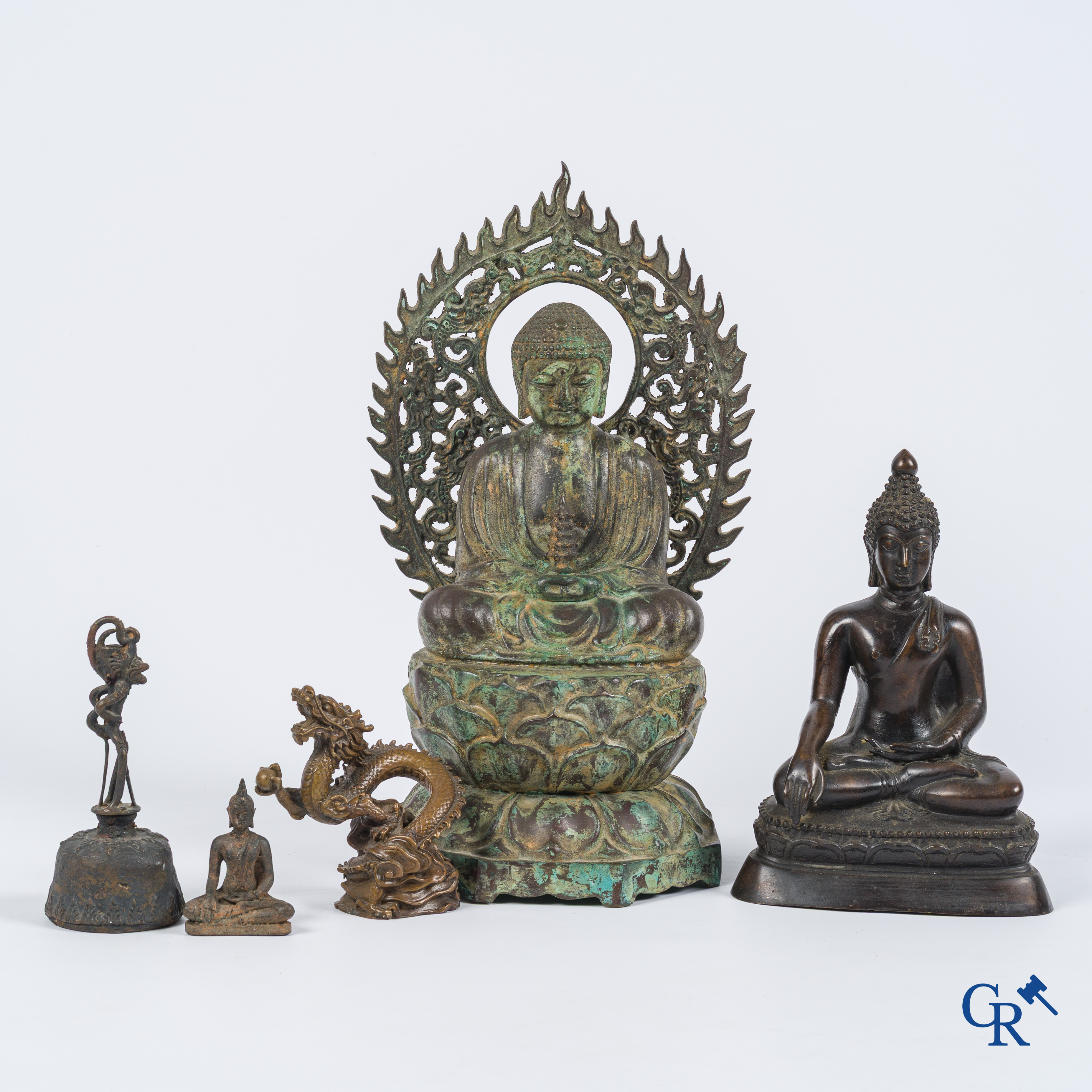 Aziatica, 5 bronzen voorstellingen waaronder een Boeddha zittend op een lotustroon. 19e-20ste eeuw.