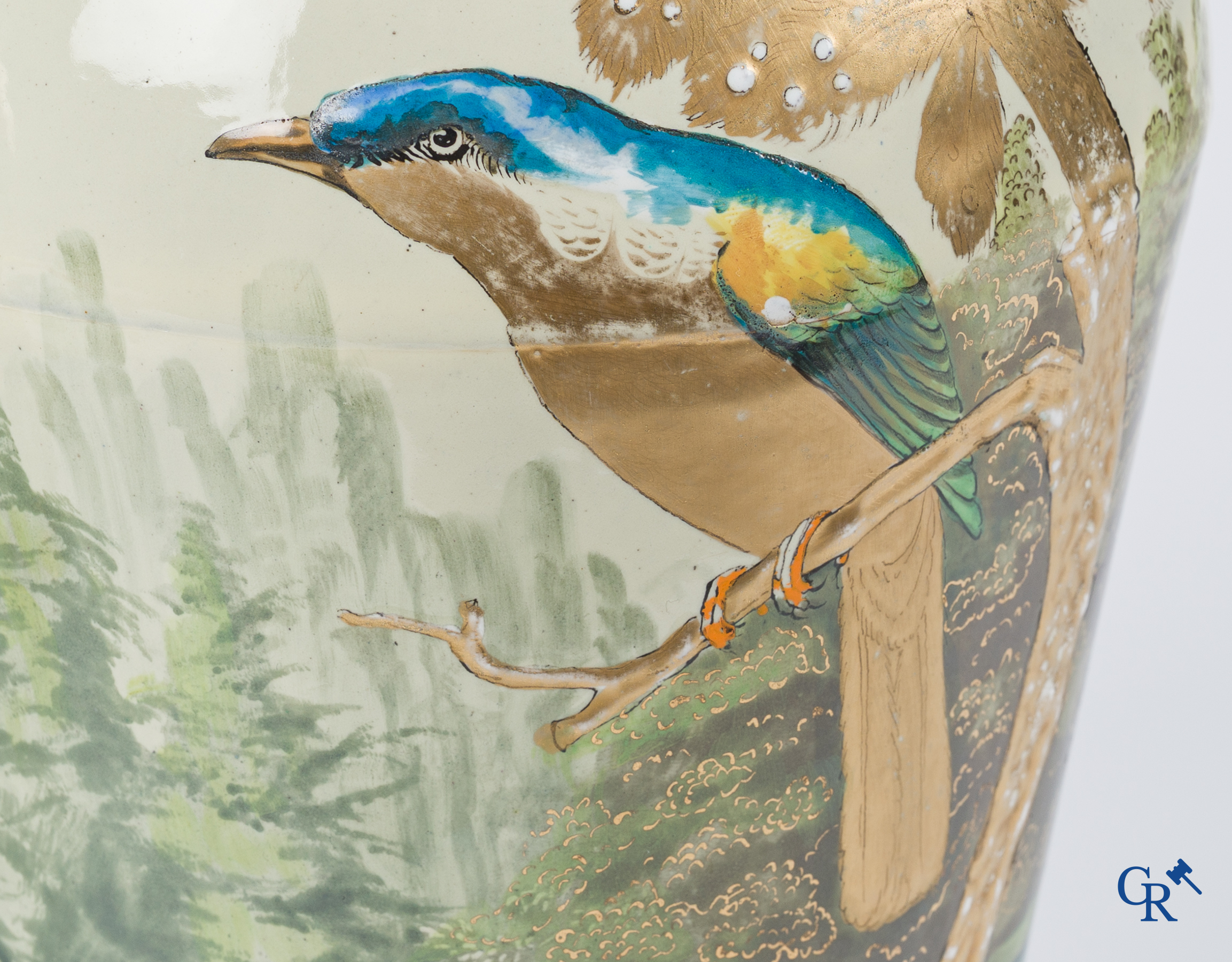 Een paar vazen in reliëf geëmailleerd metaal met een decor van vogels. Circa 1900.