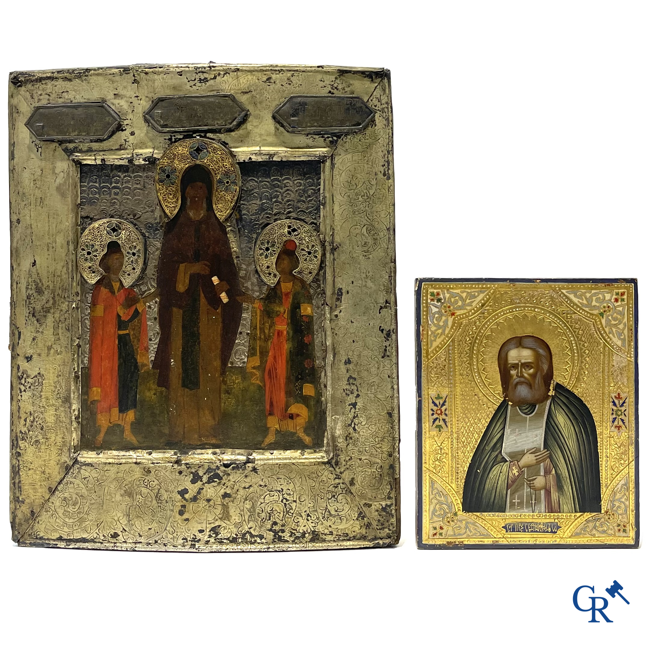 2 Russische ikonen. Ikoon met zilver oklad, meerdere keurmerken en een ikoon met Saint Seraphim of Sarov. 19e.