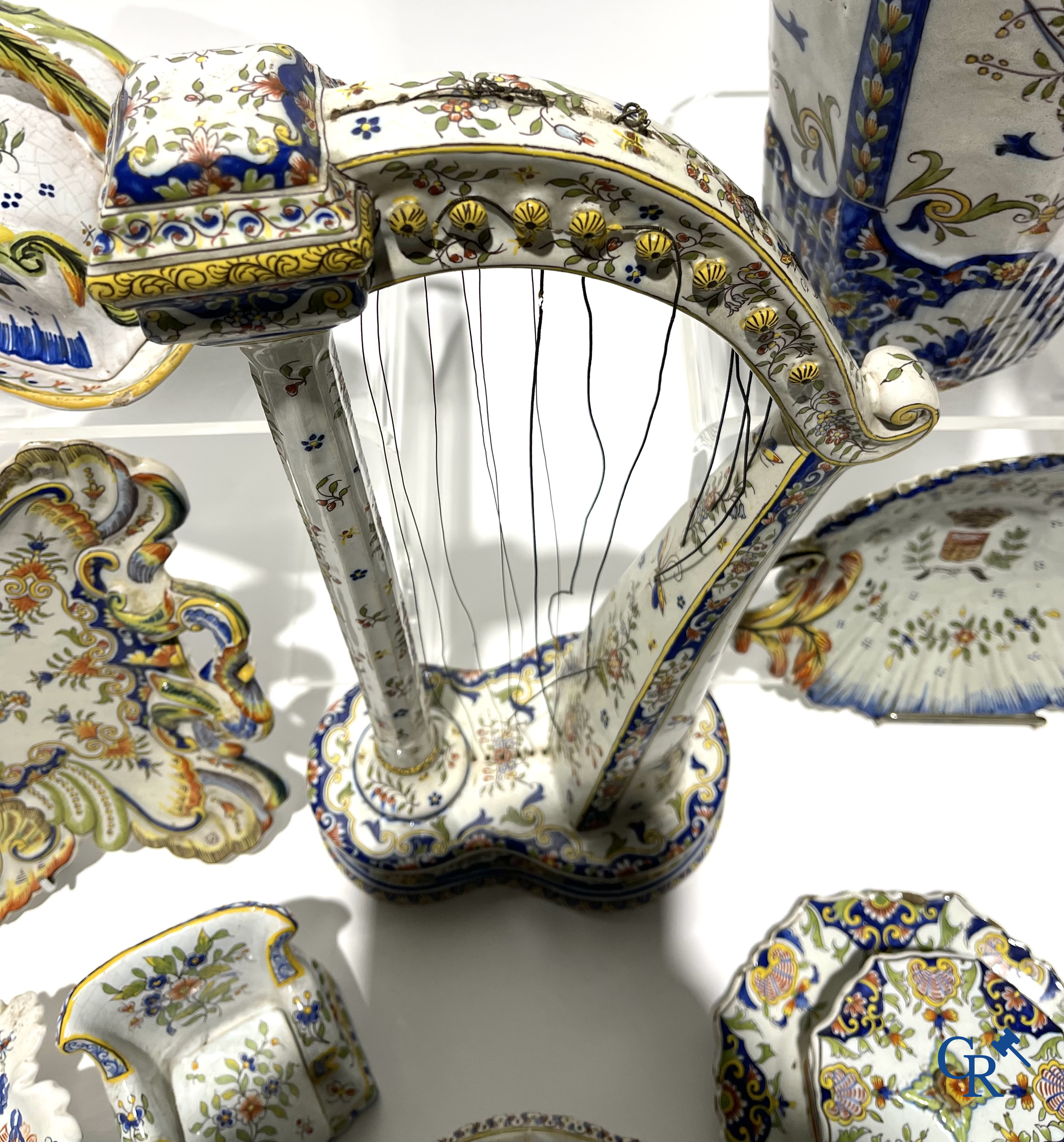 Faience of Rouen, Devres. Interesting and large lot with various polychrome pieces. 19th century.