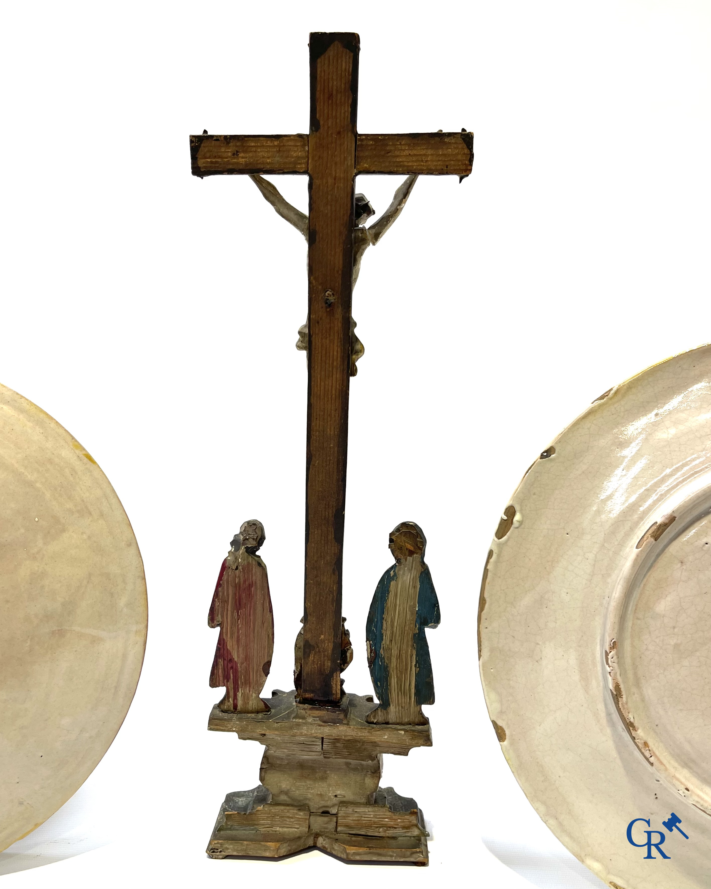 2 grote borden in Italiaanse polychrome faience en een hout gesculpteerde calvarieberg. 18e-19e eeuw.