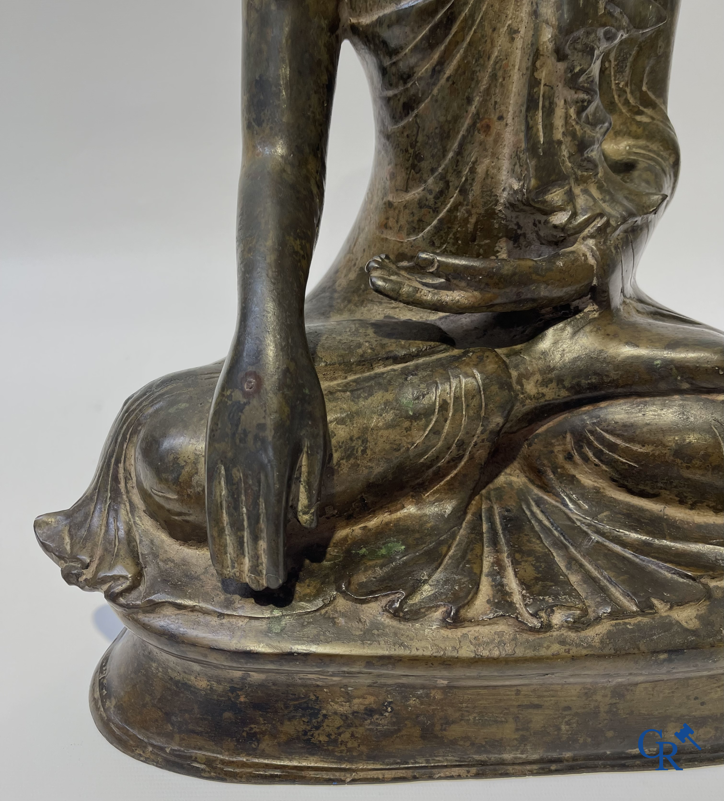 Aziatica. Een antiek bronzen Mandalay Boeddhabeeld. Birma, 19e eeuw.