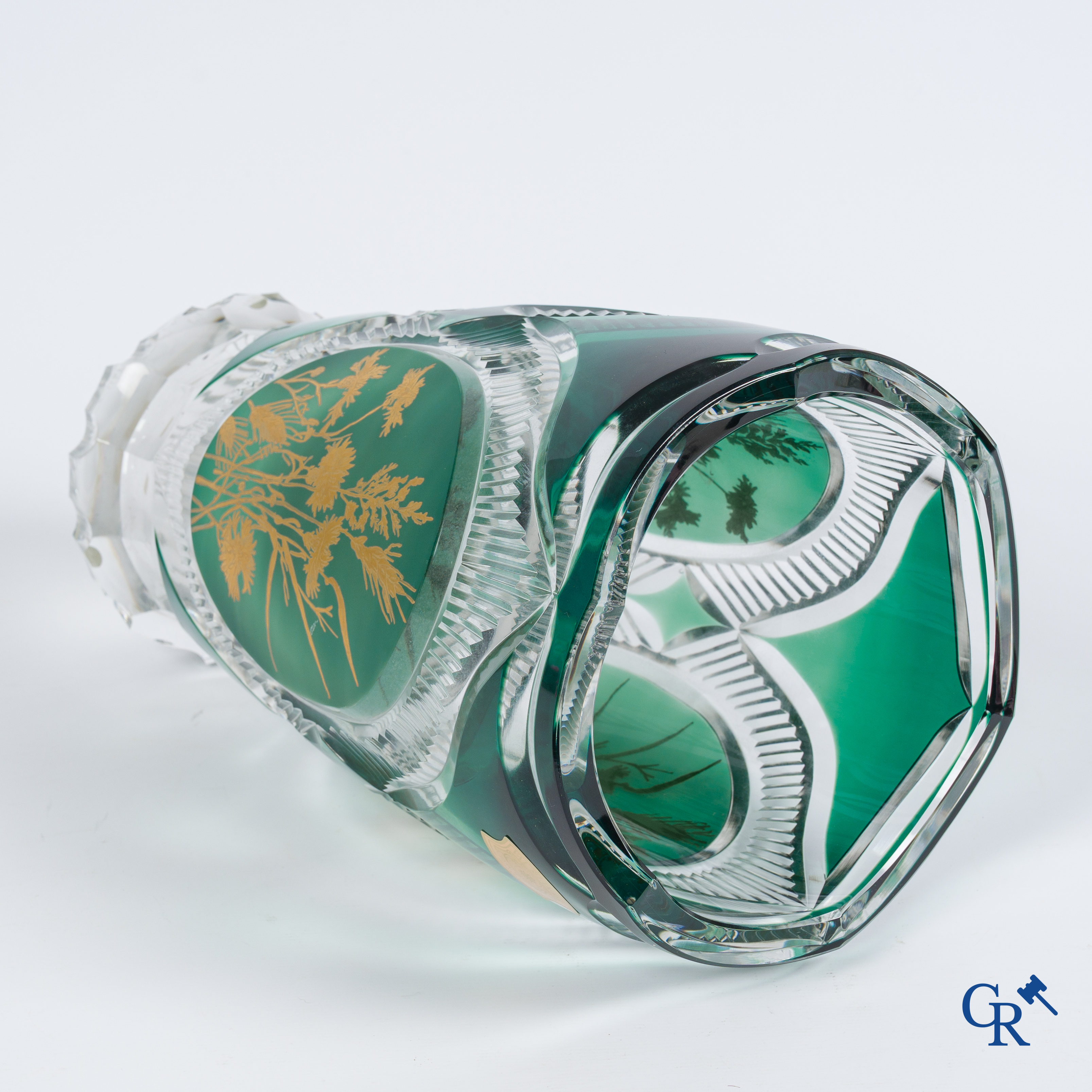 Val Saint Lambert. Een uitzonderlijke en imposante vaas in helder en smaragd groen geslepen kristal.