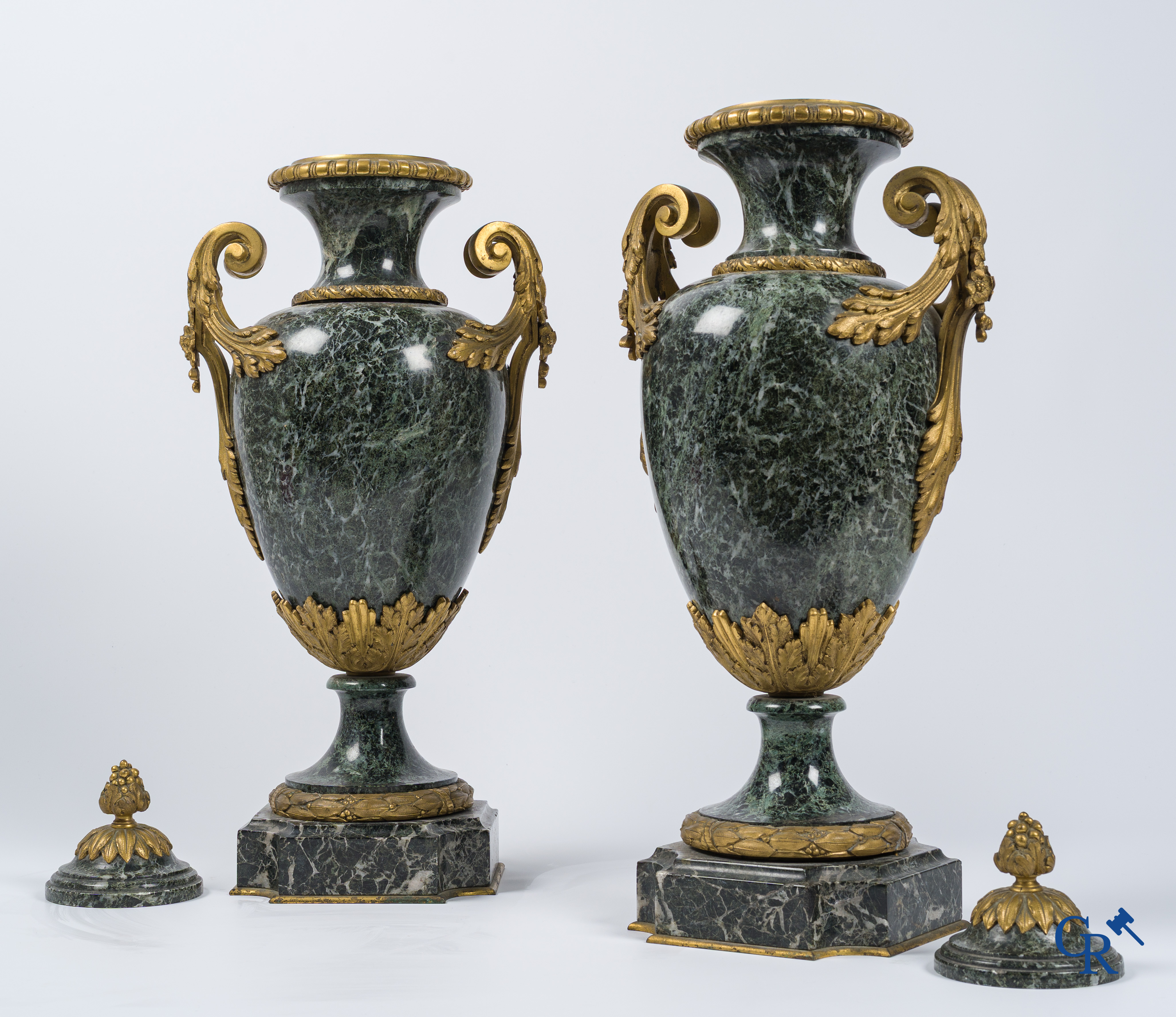 Een paar grote cassolettes in groen geaderde marmer en vergulde brons. LXVI-stijl, circa 1900.