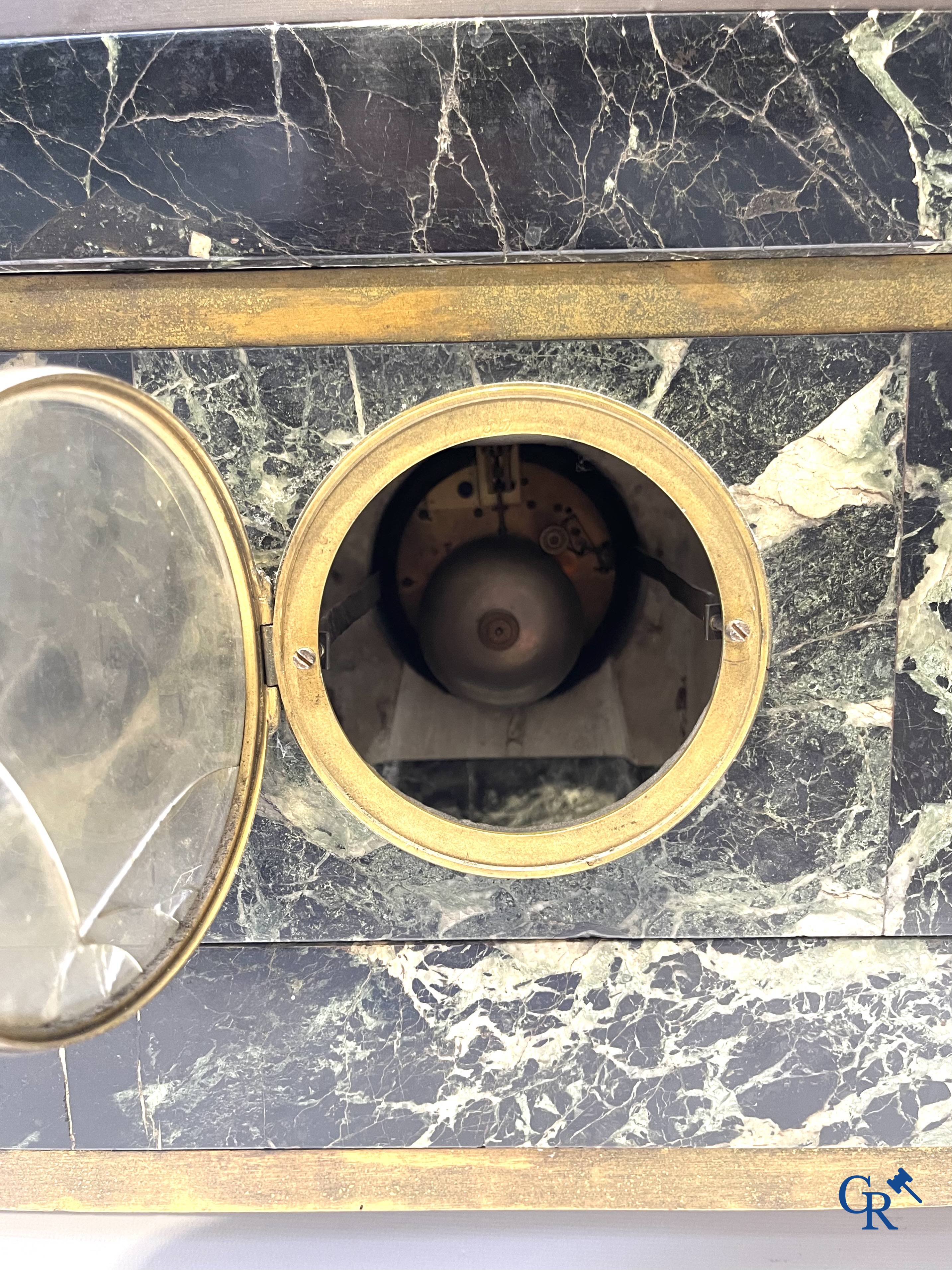 Susse Frères à Paris. Imposante schouwklok in groen geaderde marmer en rijkelijk vergulde bronzen. Napoleon III-periode.