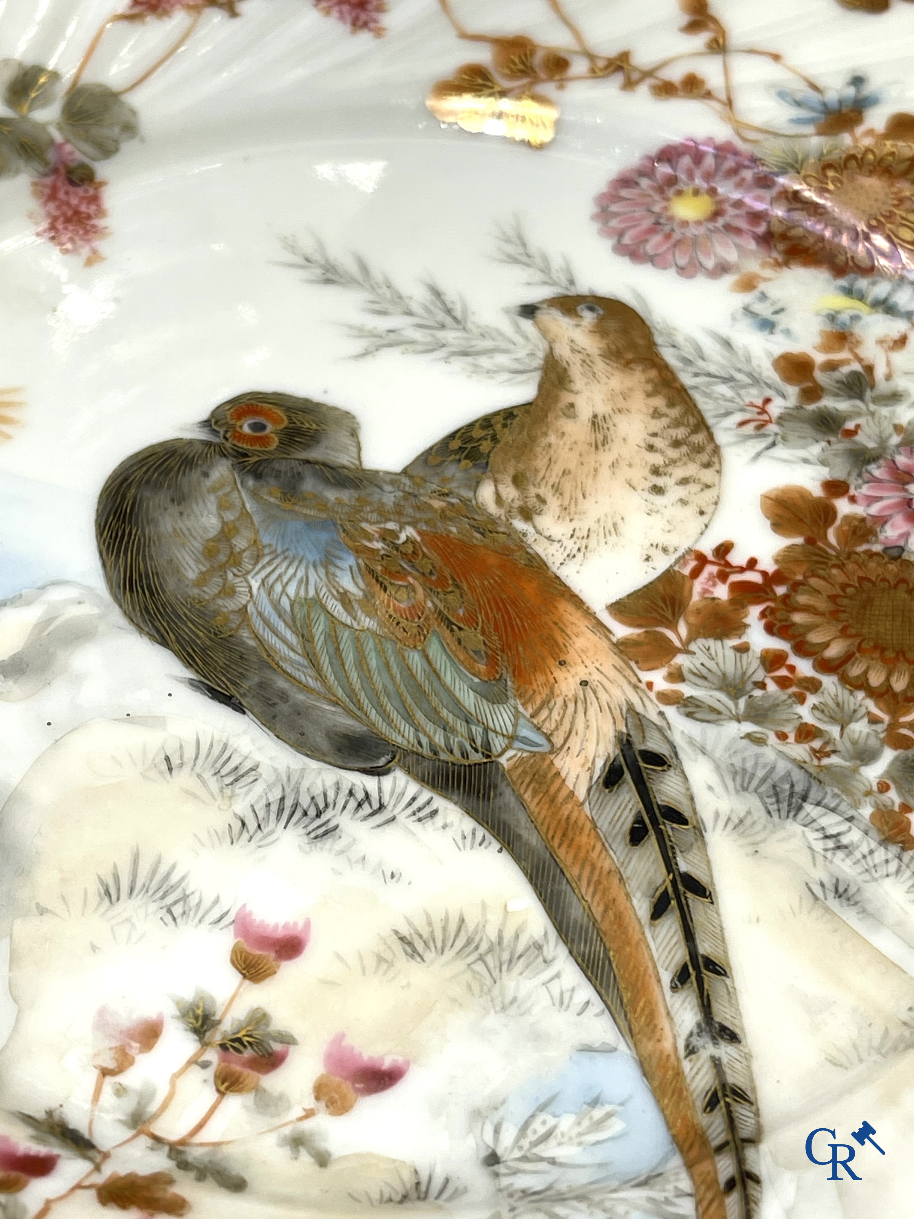 Een mooi lot brocante waaronder een Japans Kutani-porselein servies, een vaas in Val Saint Lambert en een jardinière.