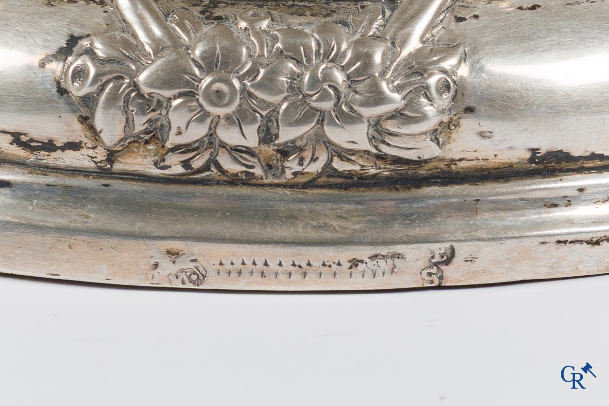 Zilver. 4 vormstukken in bewerkt zilver. 18e-19e eeuw.