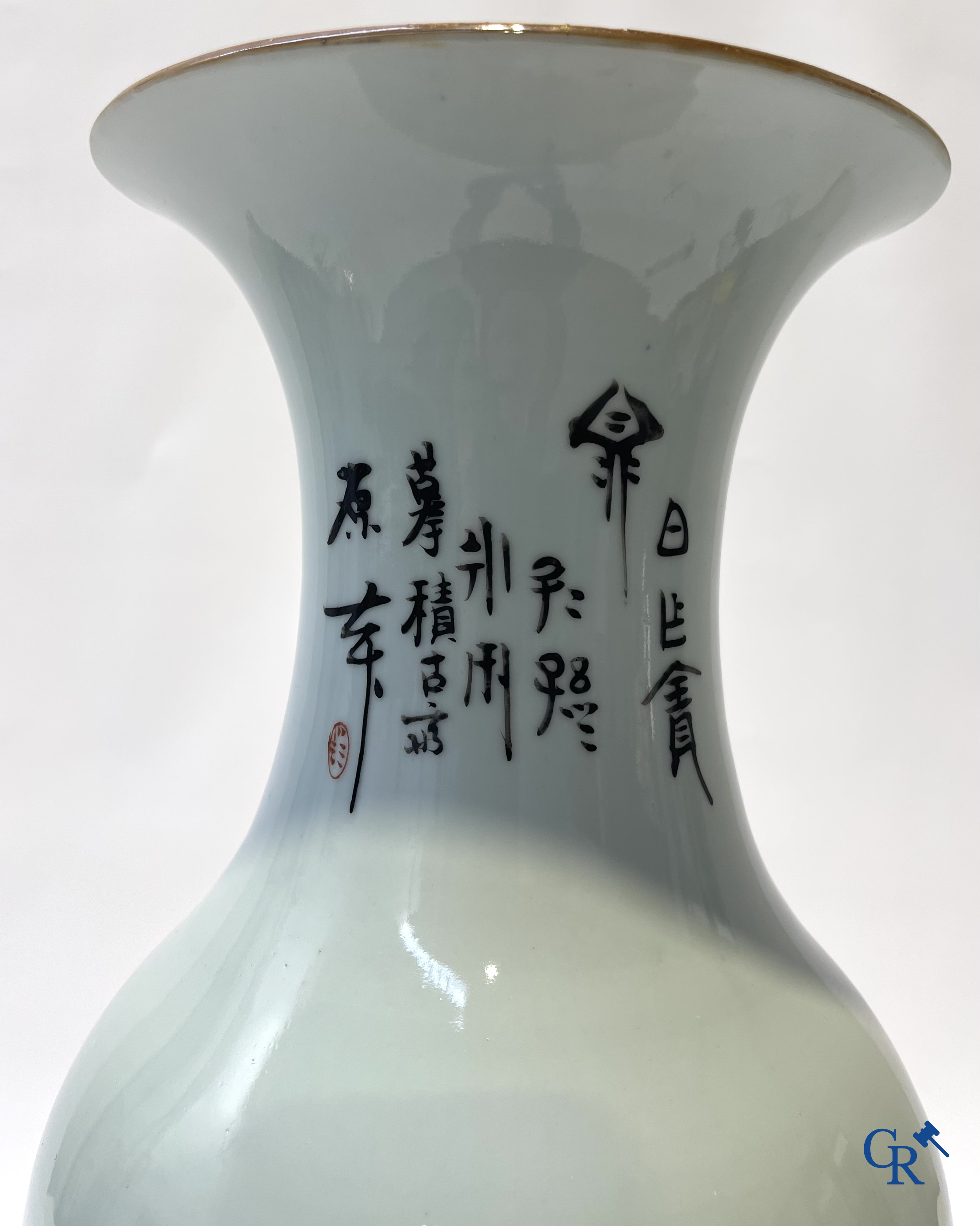 Aziatica. Chinese qianjiang cai vaas in porselein met onsterfelijken en kalligrafie. Gesigneerd. 19e-20ste eeuw.