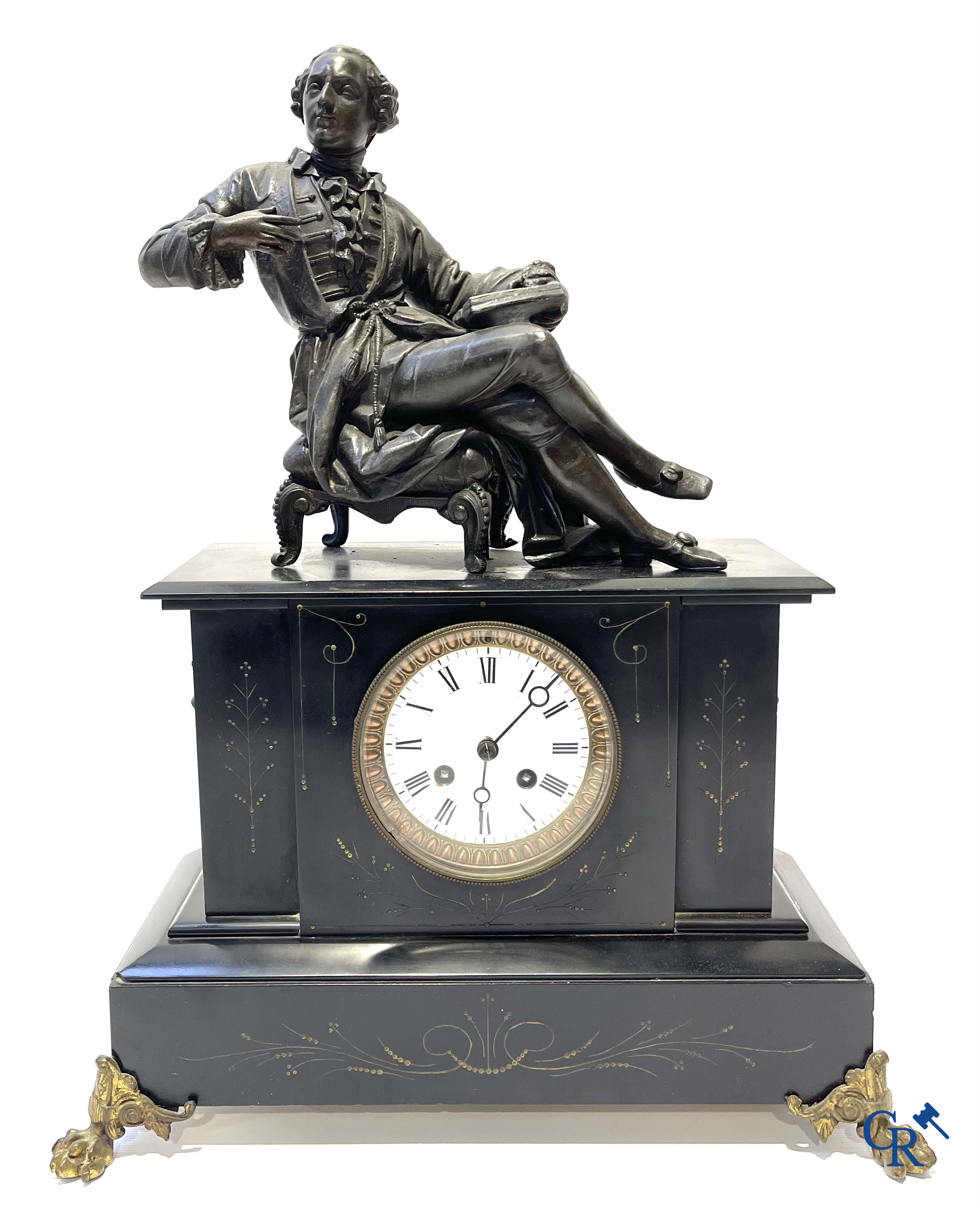 Een kavel van 2 klokken en 3 beelden in kunstbrons.