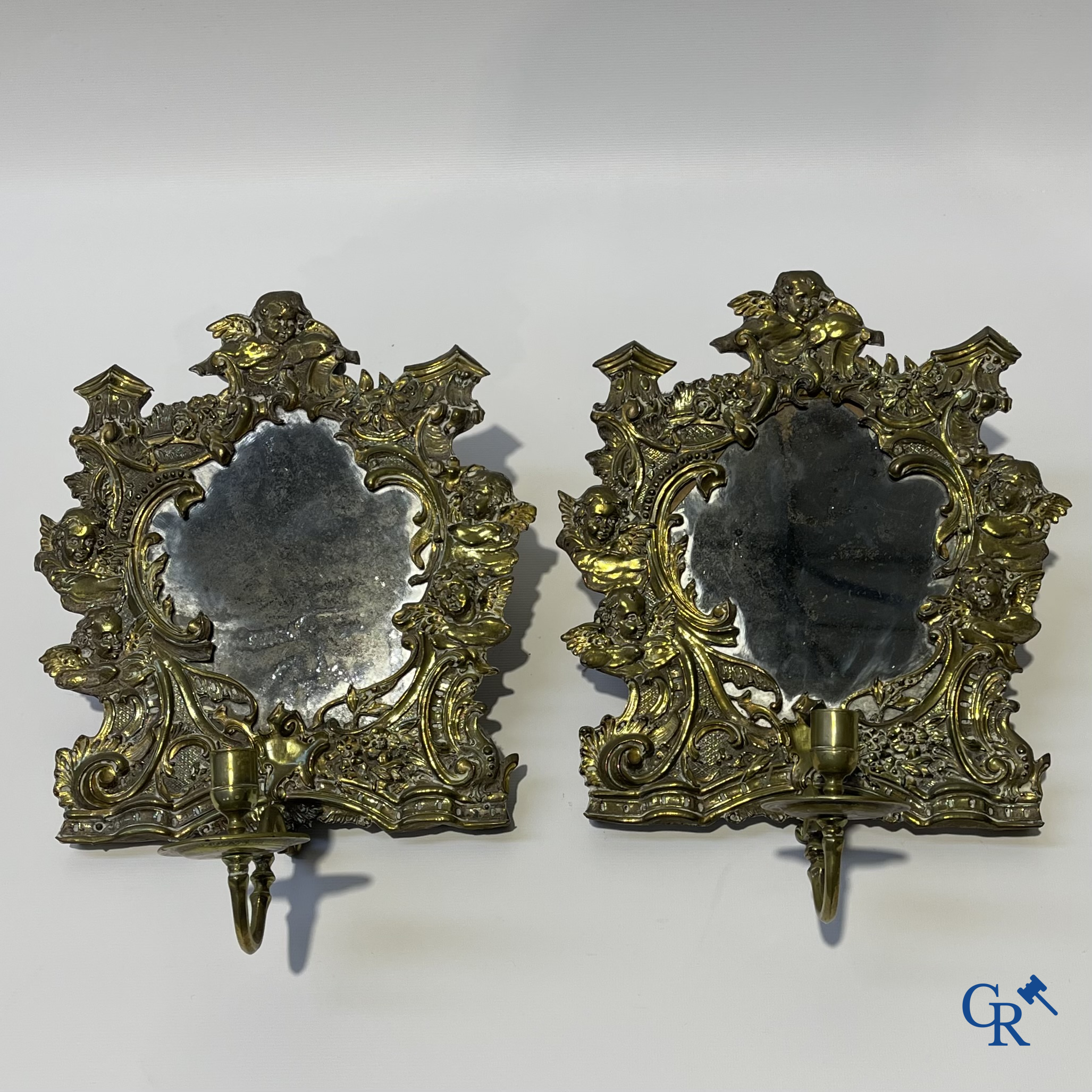 Paar wandlichten met spiegels, koper en bronzen kaarsenhouders. XVIIIe eeuw. Met certificaat uit 1984 van J. Zeberg.