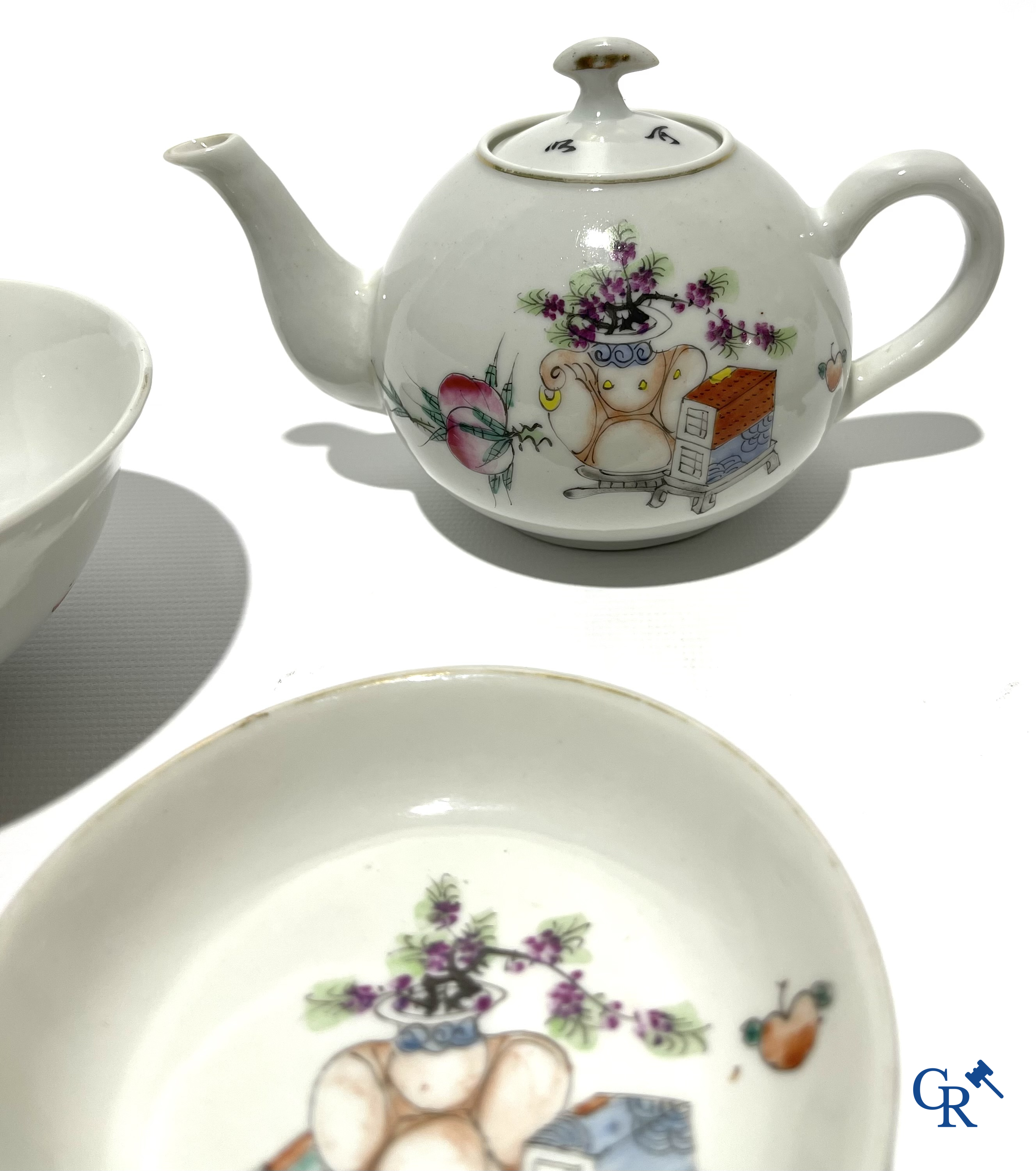 Aziatica. Chinees porselein. 2 theekannetjes, een Chinese bowl en 2 ondertassen.