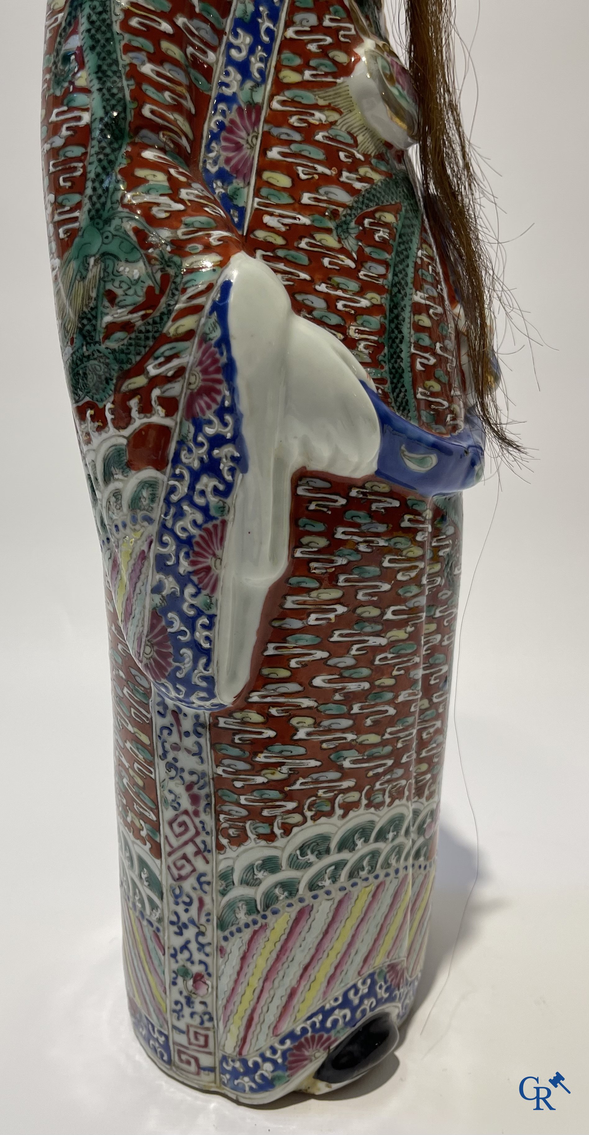 Aziatica. Een Chinese wijsheer in famille rose porselein op een houten sokkel. Gemerkt. 19de eeuw.