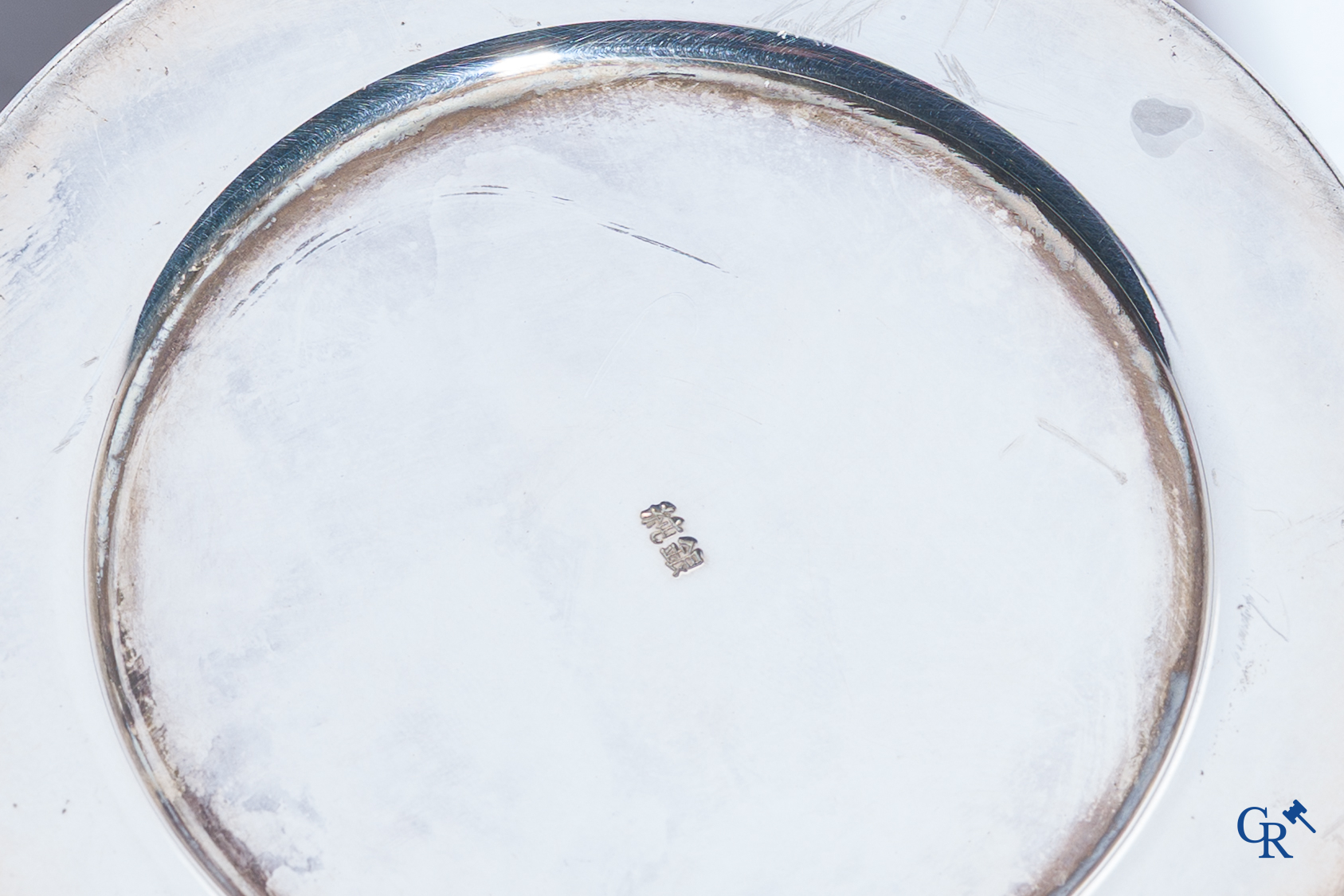 Aziatica. Japanse keizerlijke vaas in zilver gedecoreerd met een gouden floraal medaillon, Kiku Mon. 20ste eeuw.