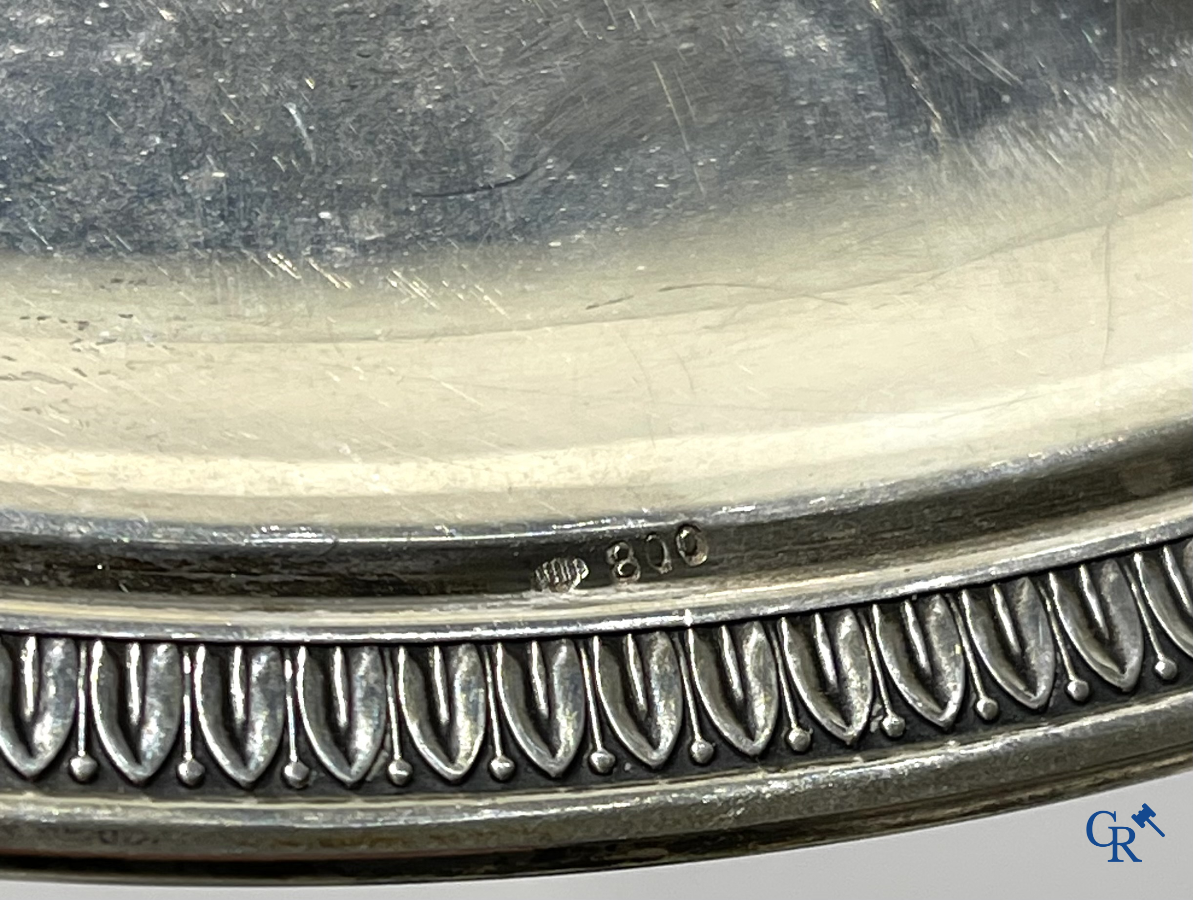 Zilver. Een reeks van zes grote serveerschalen in zilver 800°/00. 20ste eeuw.