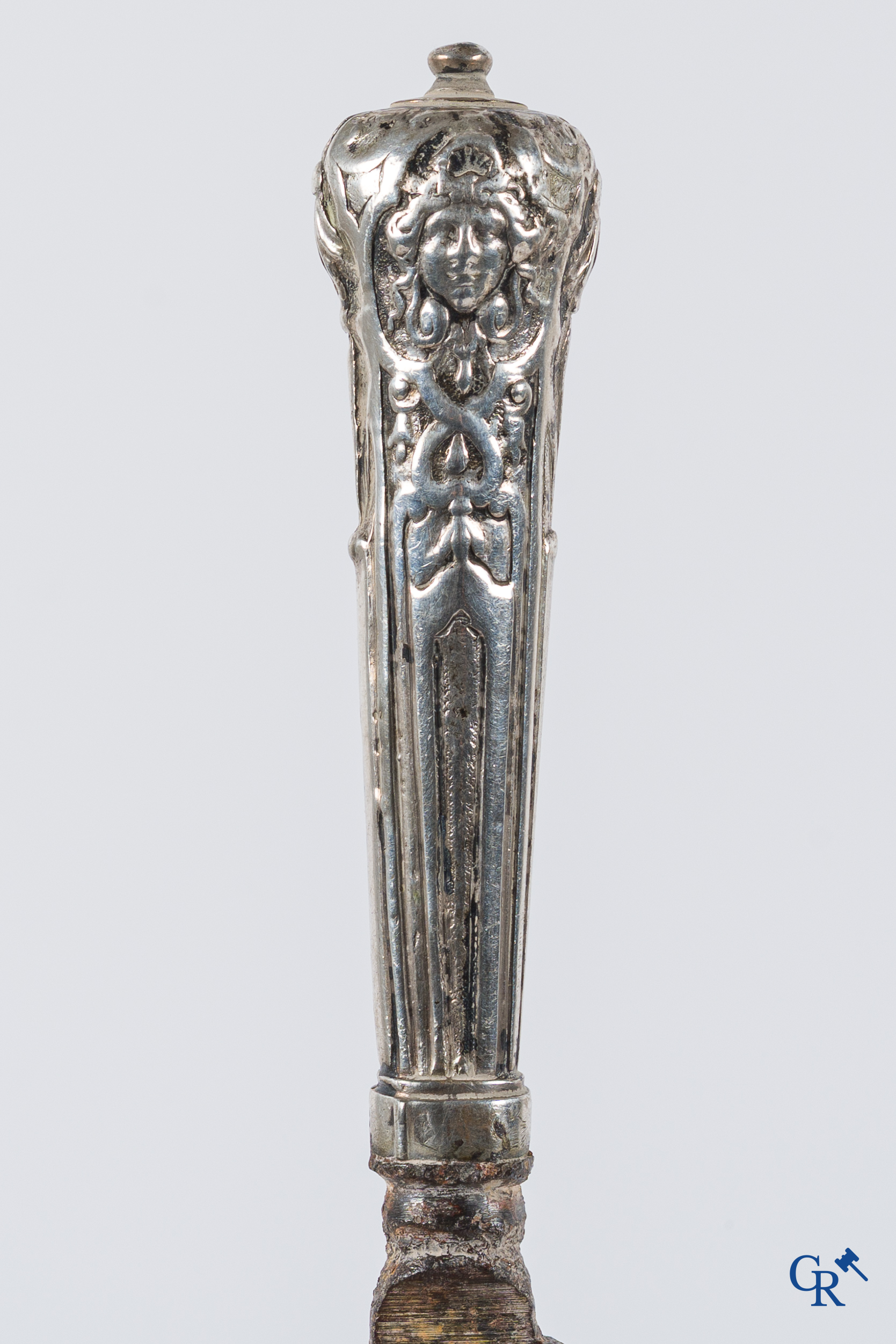 Zilver. 3 stuks tafelzilver waaronder een rattenstaartlepel, vleesspies en een mes. Vlaanderen, eind 16e eeuw.