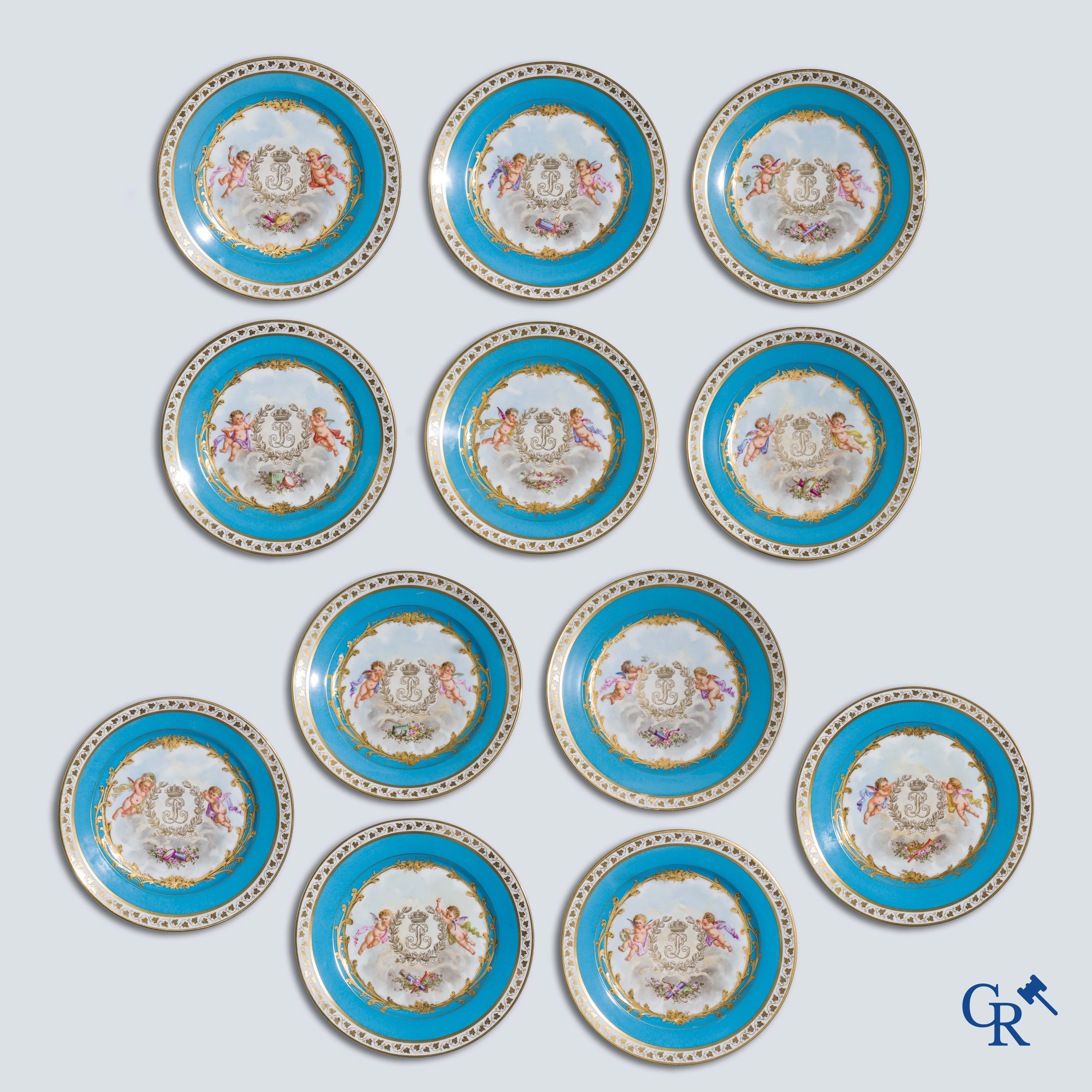 Sèvres. Château des Tuileries. Uitzonderlijke reeks van 12 borden in Sèvres porselein. Napoleon III periode.