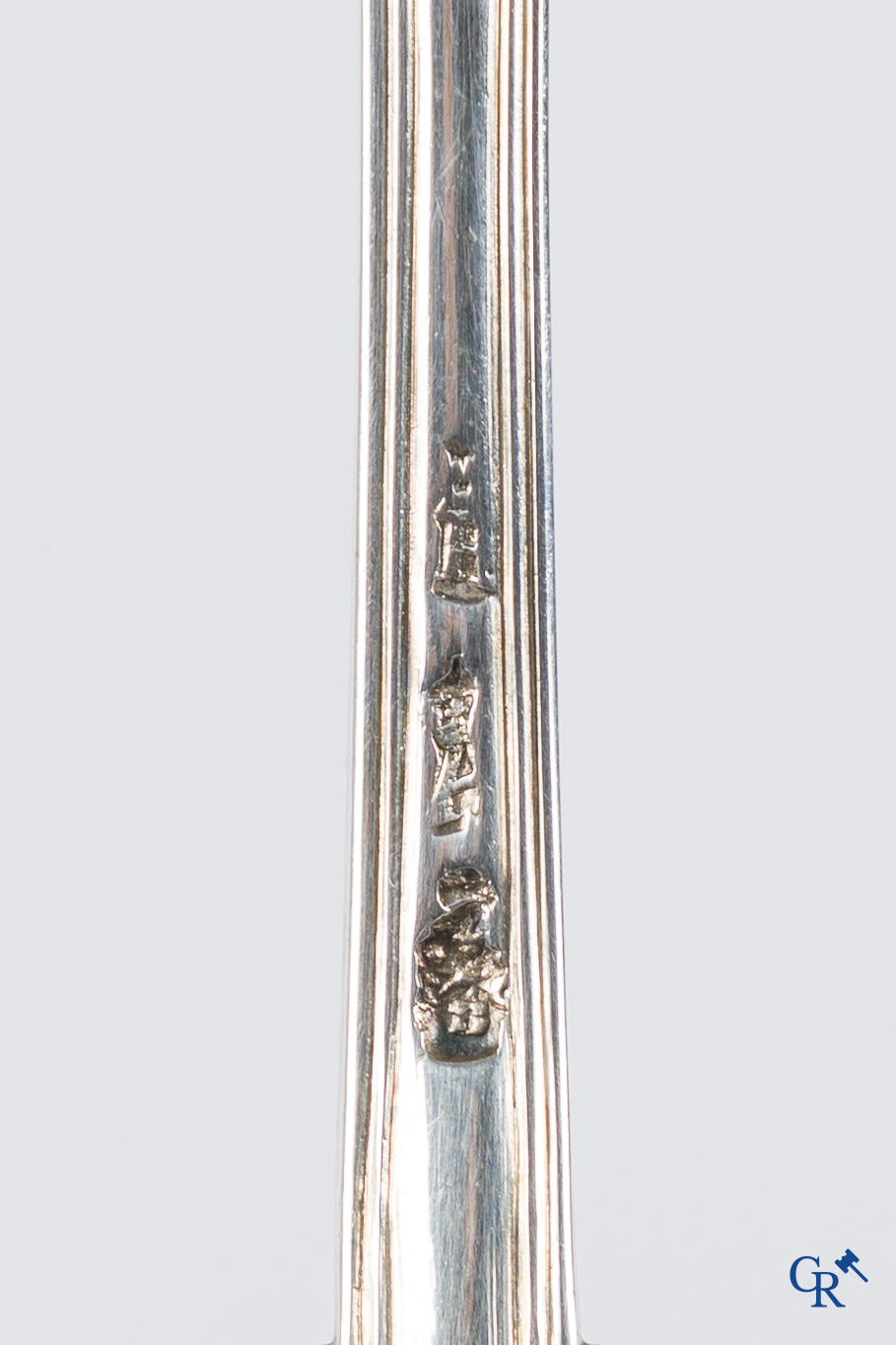 Zilver. Suikerstrooierlepel in zilver en vermeil. Frankrijk 18e eeuw.