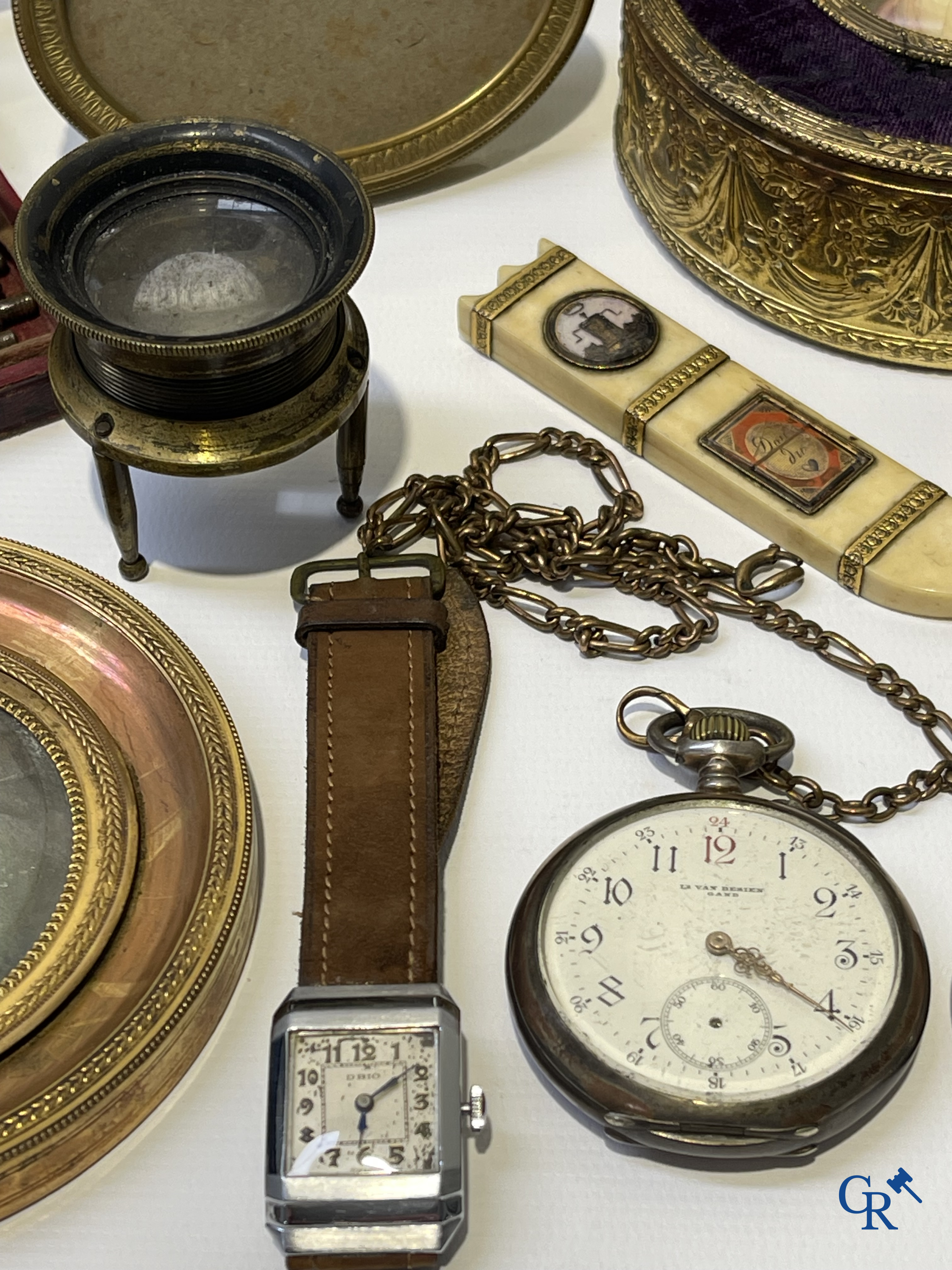 Een uitgebreid lot met vitrineobjecten. Zakhorloges, miniaturen, bronzen kaders, fantasiejuwelen enz. Sommige in zilver.