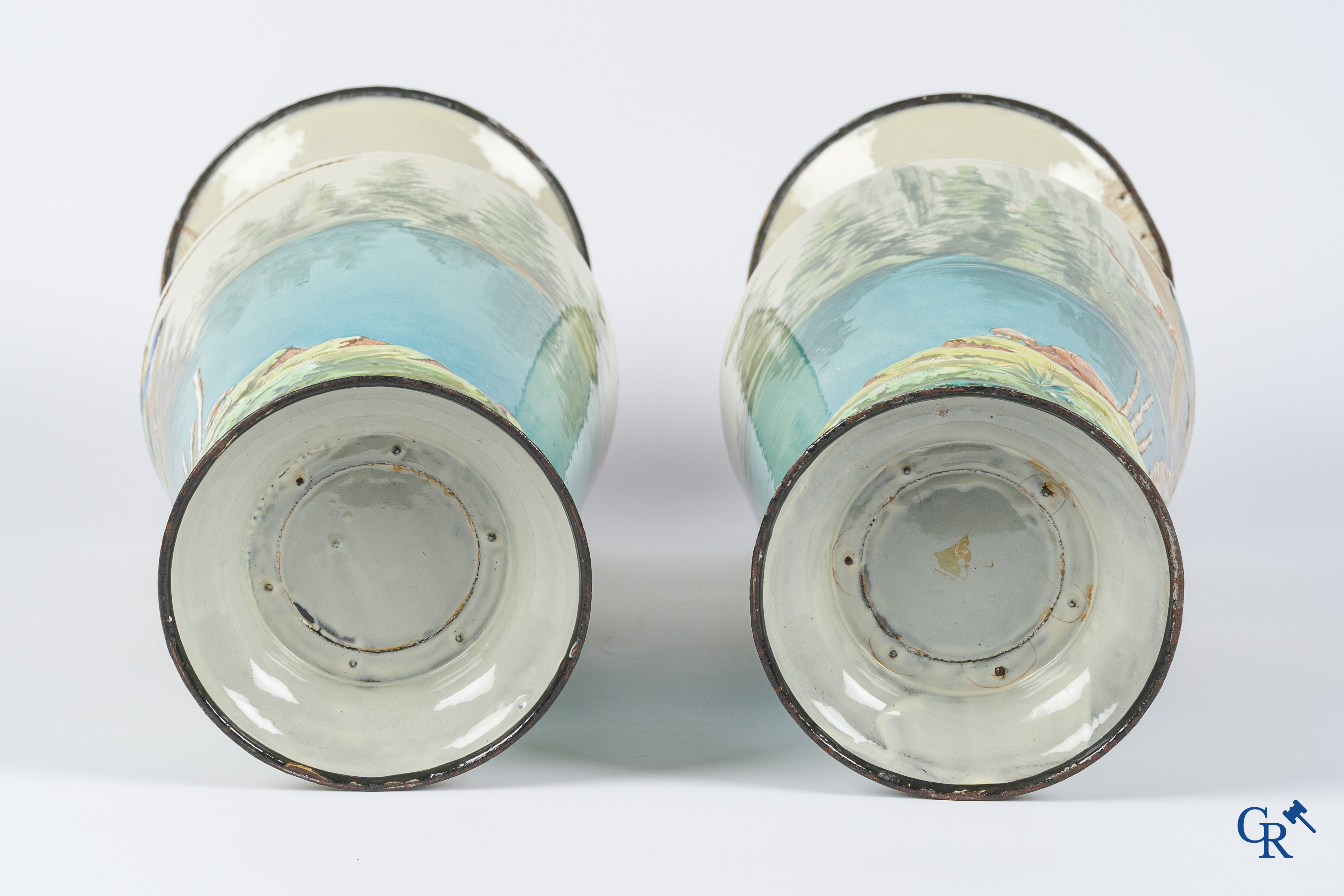 Een paar vazen in reliëf geëmailleerd metaal met een decor van vogels. Circa 1900.