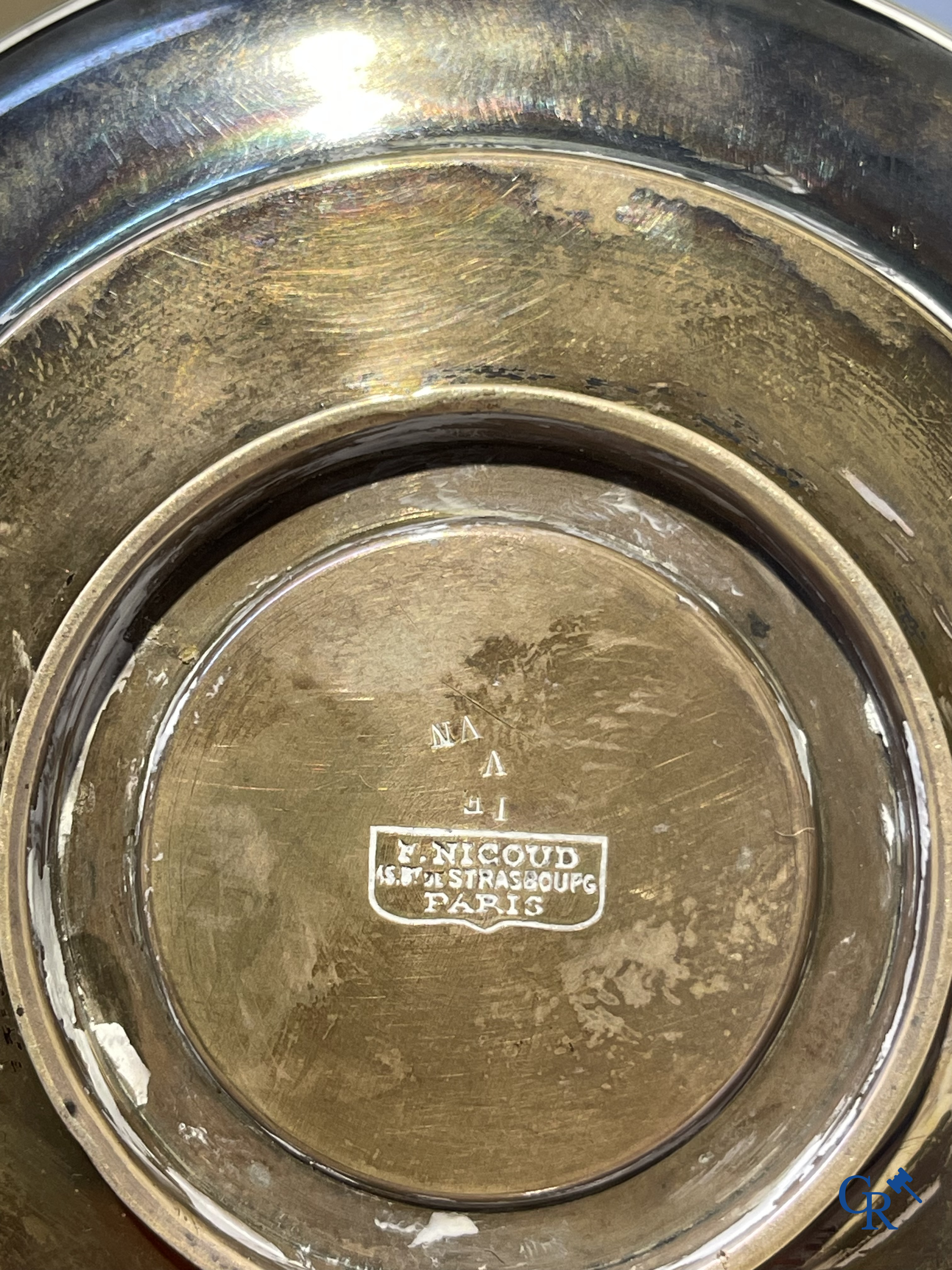 Lot antiques: Carafe, Val Saint Lambert, bronze table bell, carafe with silver frame, miniature Thomas Sidney Cooper, etc.