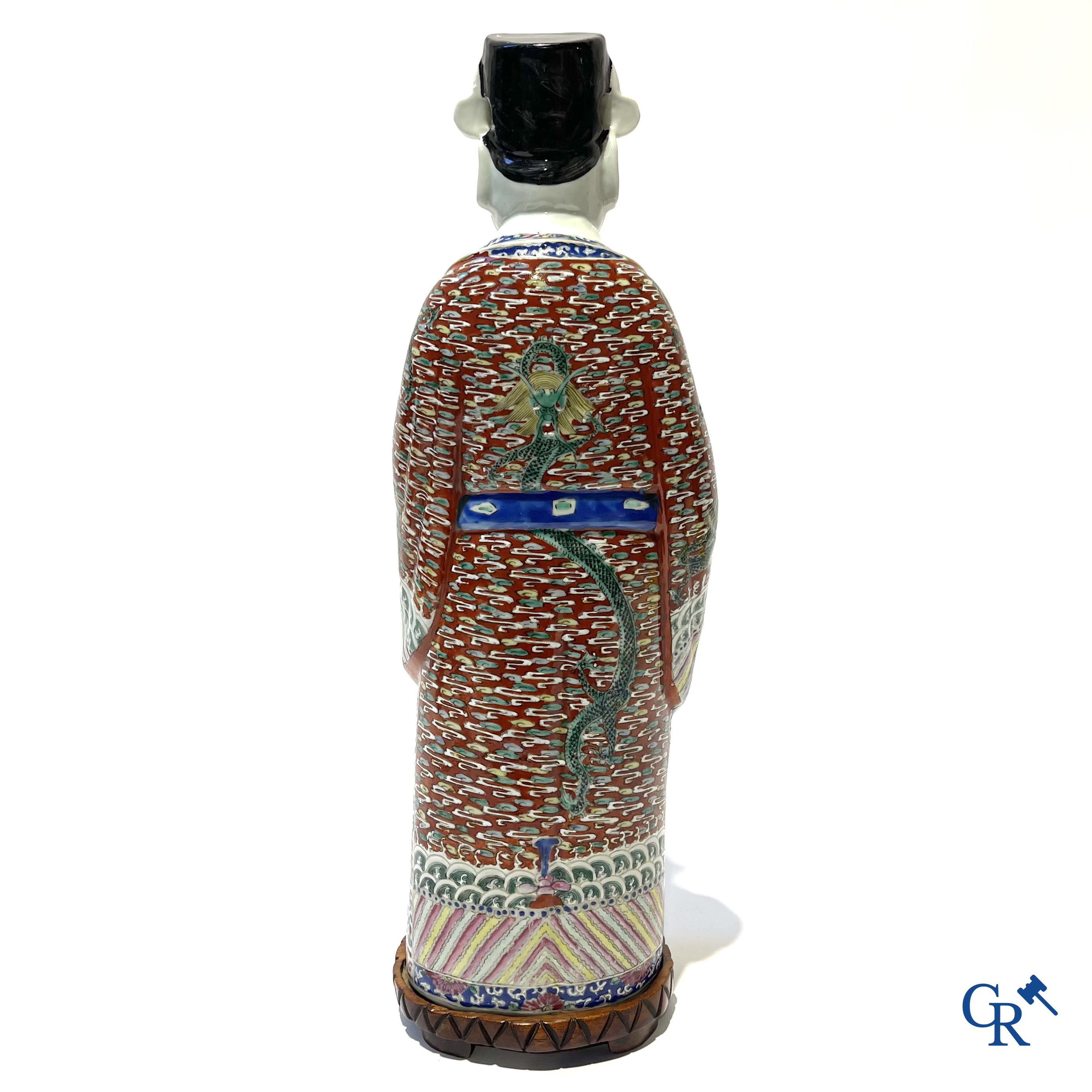 Aziatica. Een Chinese wijsheer in famille rose porselein op een houten sokkel. Gemerkt. 19de eeuw.