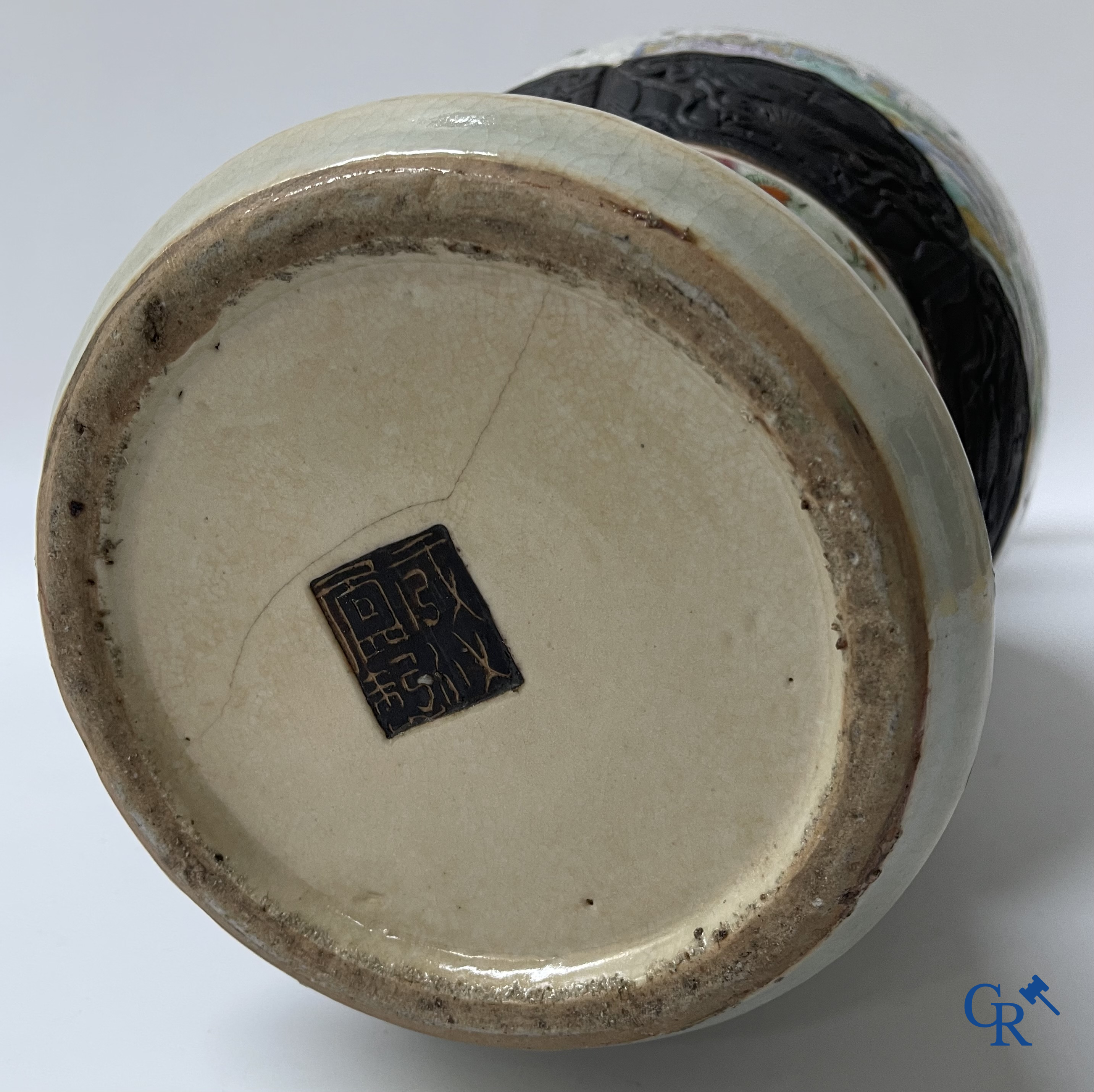 Aziatica, Chinese Nanking vaas met een voorstelling van krijgers. Gemerkt. 19e eeuw.