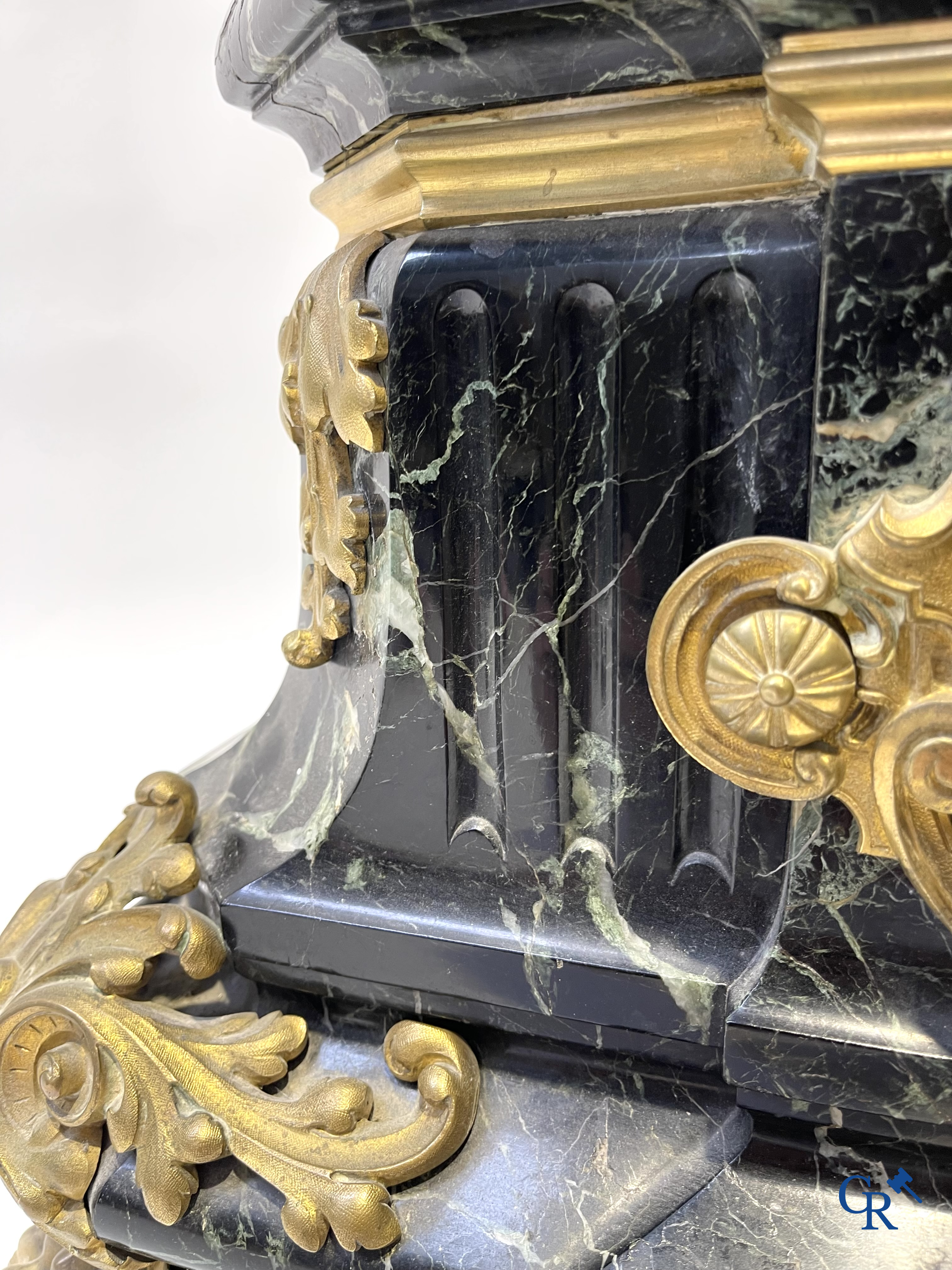 Susse Frères à Paris. Imposante schouwklok in groen geaderde marmer en rijkelijk vergulde bronzen. Napoleon III-periode.