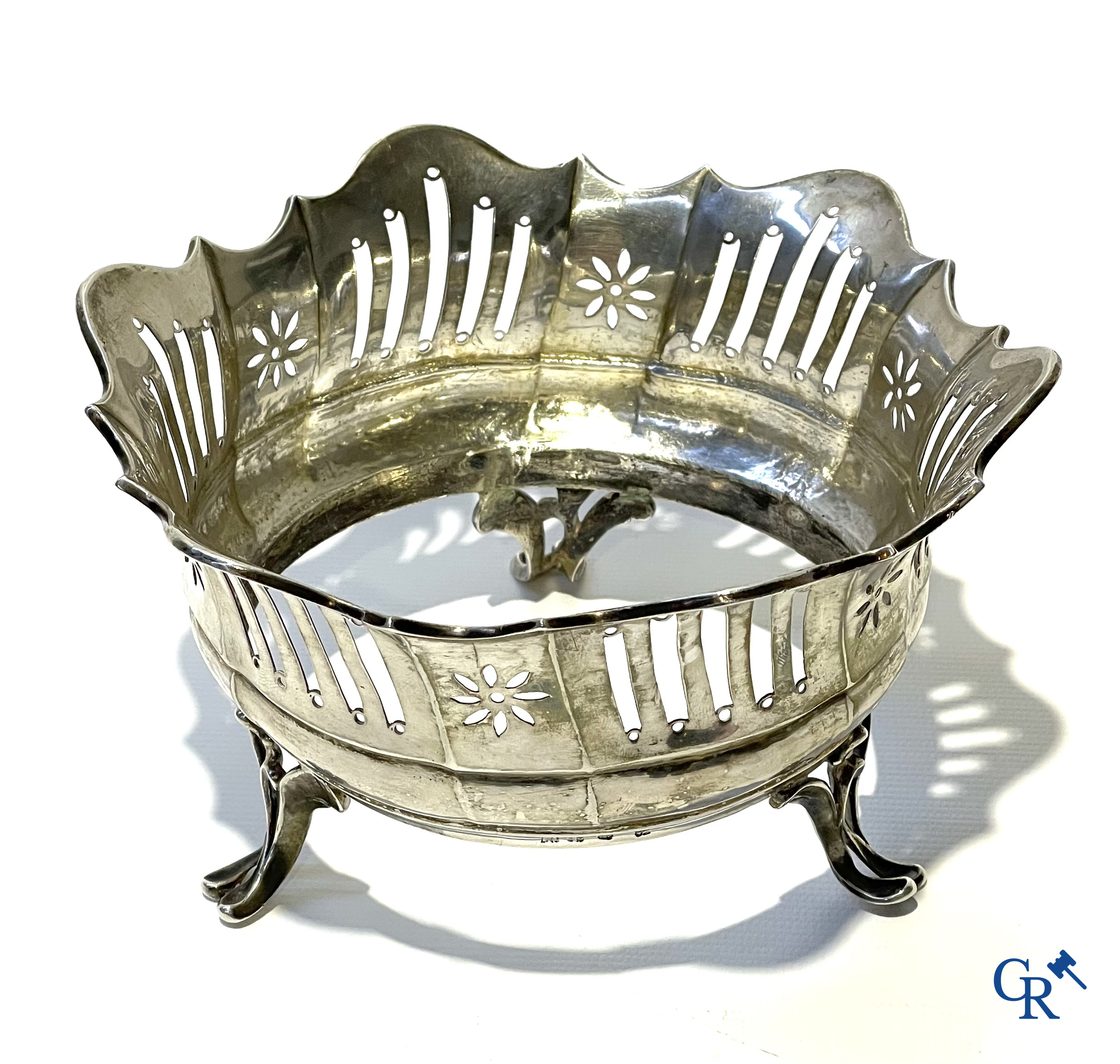 Leuven, 2de helft XVIIIe eeuw. Driepotige mand in zilver. Meestermerk zilversmid gekroonde M. Belgisch werk, circa 1778.