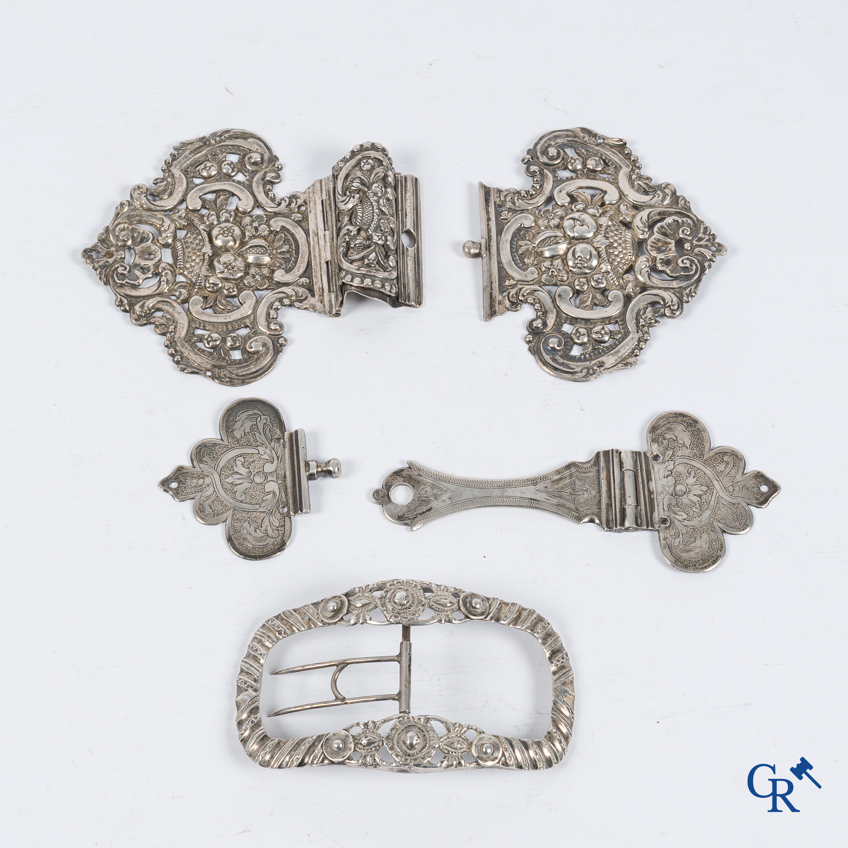 Zilver. 2 boeksluitingen en een riem gesp in bewerkt zilver. 18e-19e eeuw.