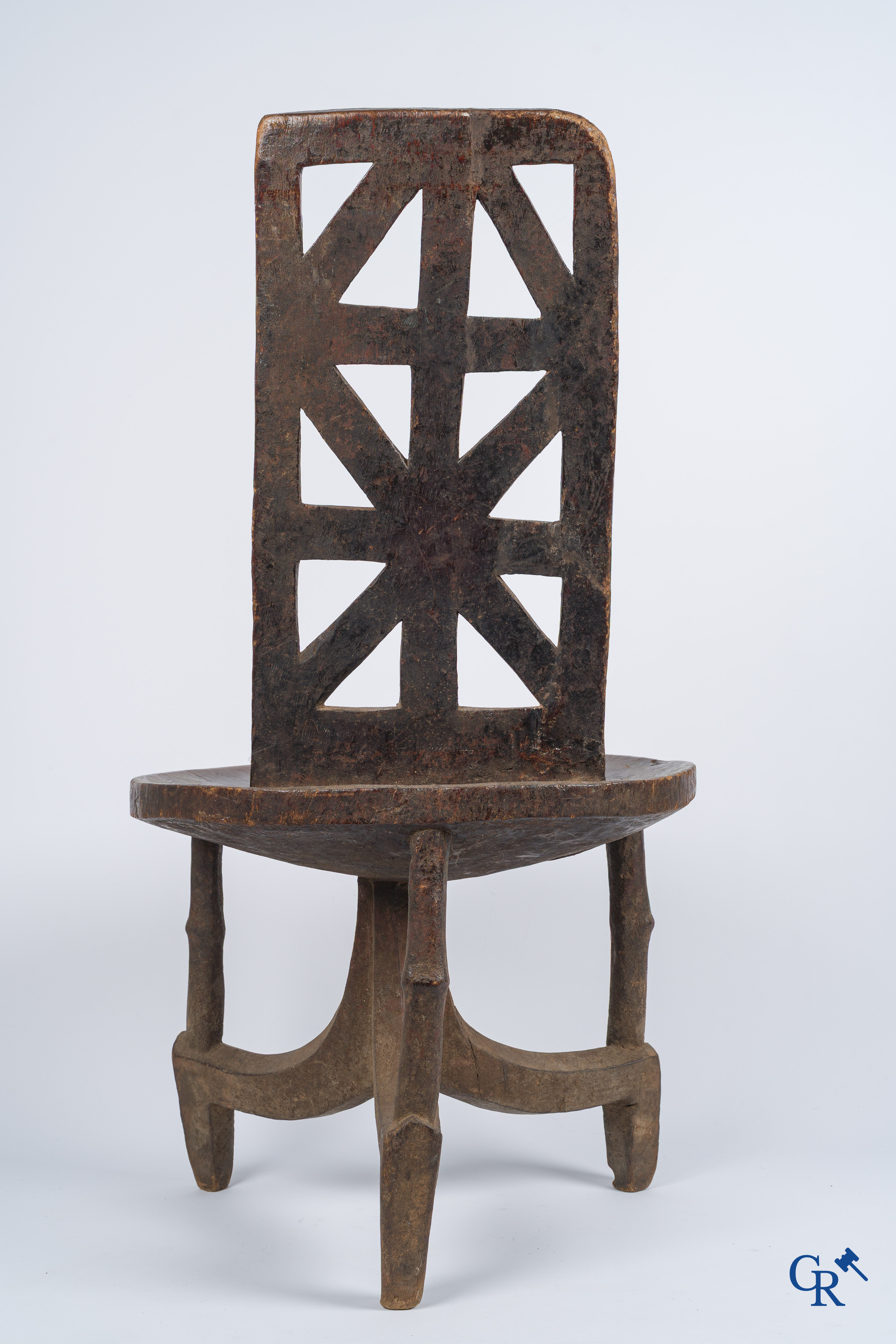 Tribale kunst. Ethiopië, Oromia regio. Een houtgesculpteerde stoel met hoge rugleuning.