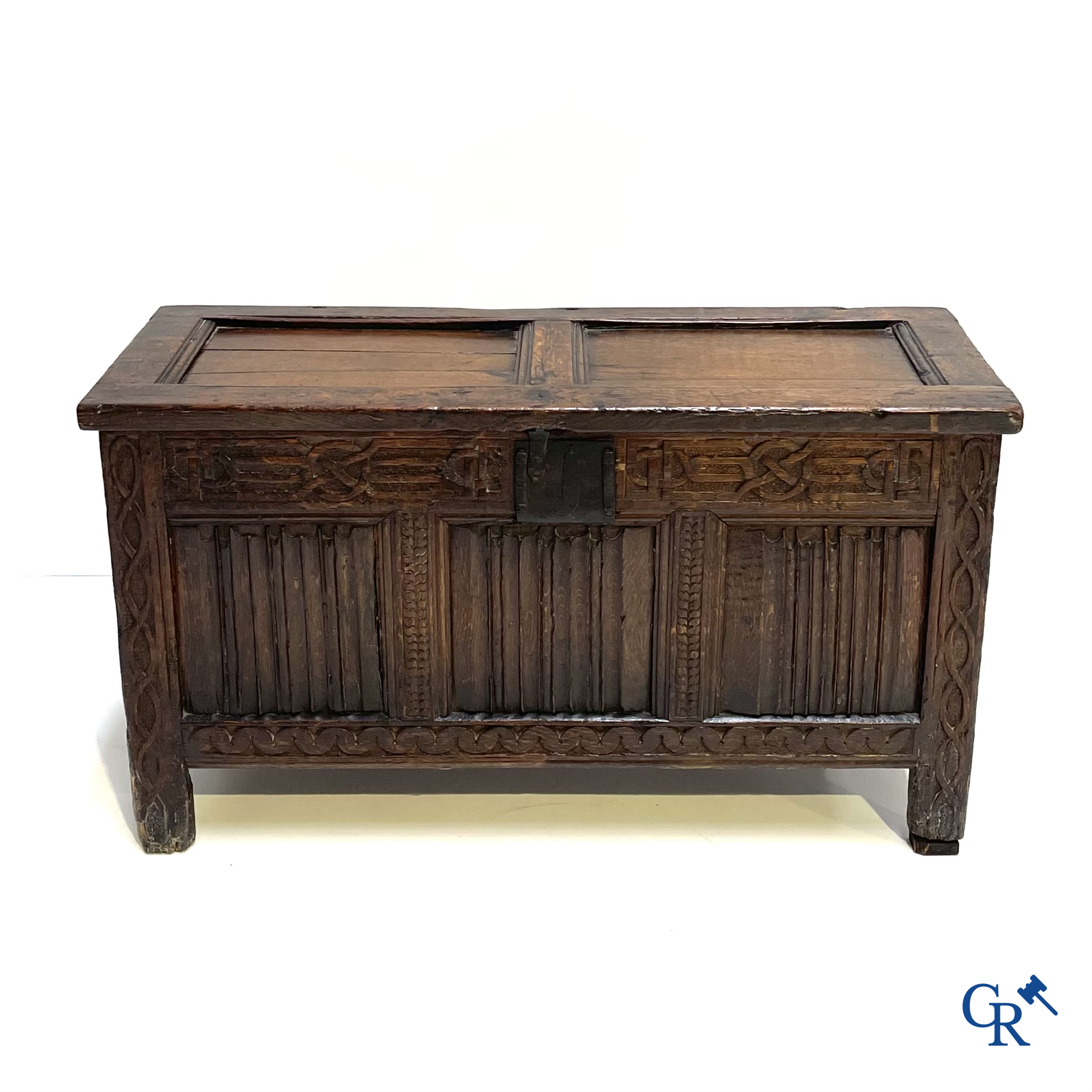 Eikenhouten koffer met briefpanelen in Gotische stijl. 16e-17e eeuw.