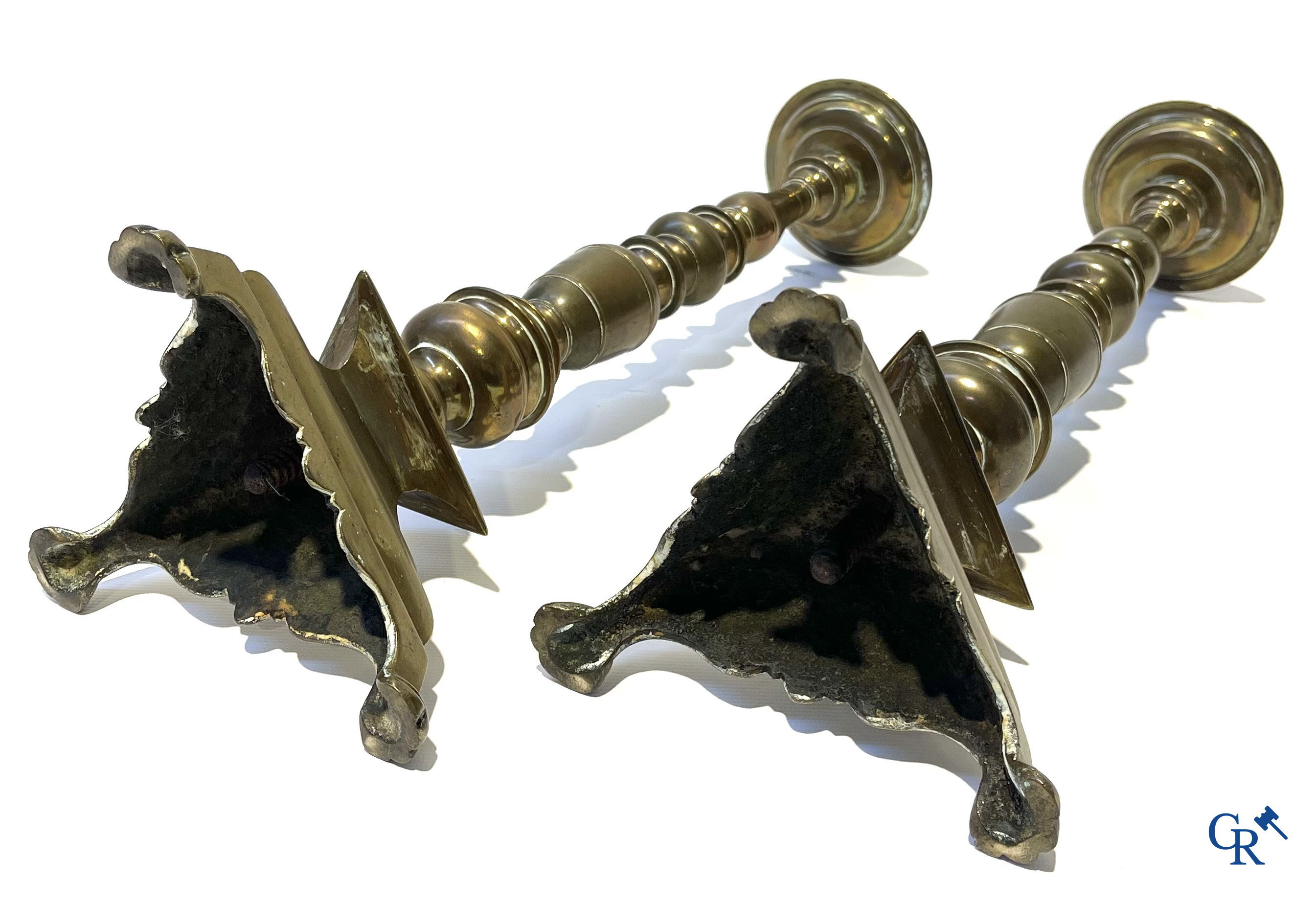 Delft. Een kavel van een paar bronzen kandelaars, 2 antieke Delftse schotel en 2 Delftse borden. 18e eeuw.