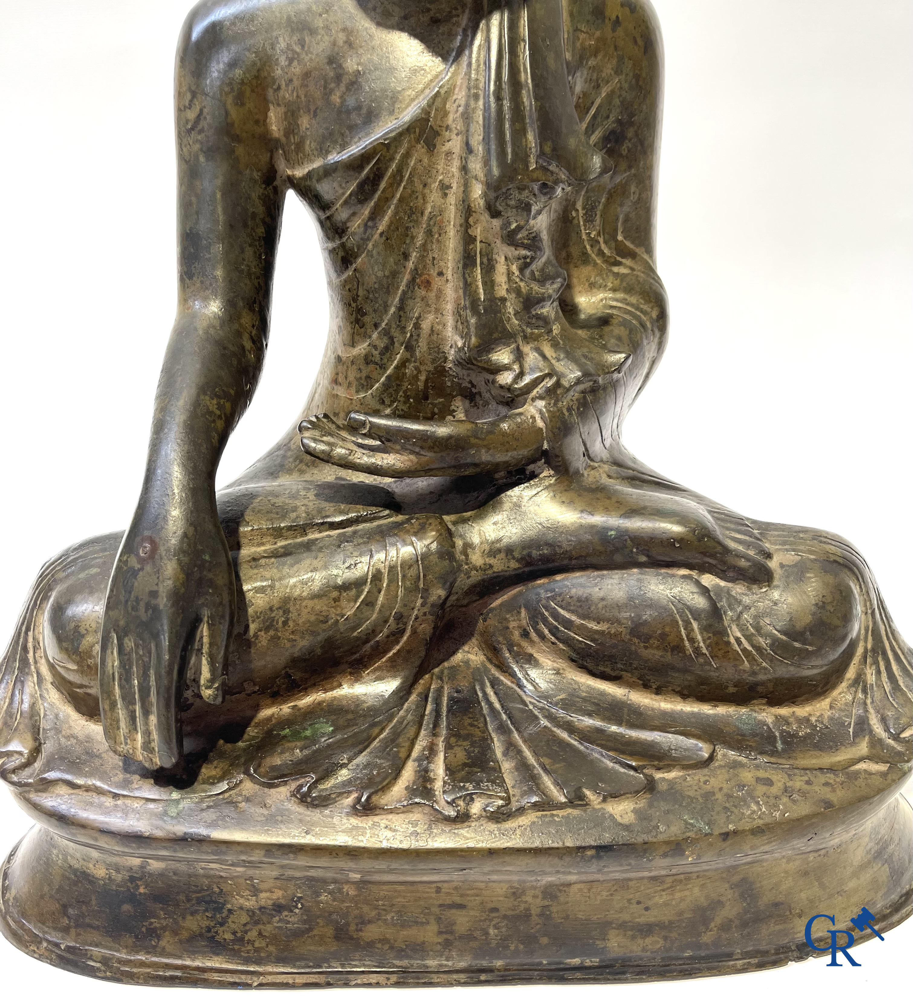 Aziatica. Een antiek bronzen Mandalay Boeddhabeeld. Birma, 19e eeuw.