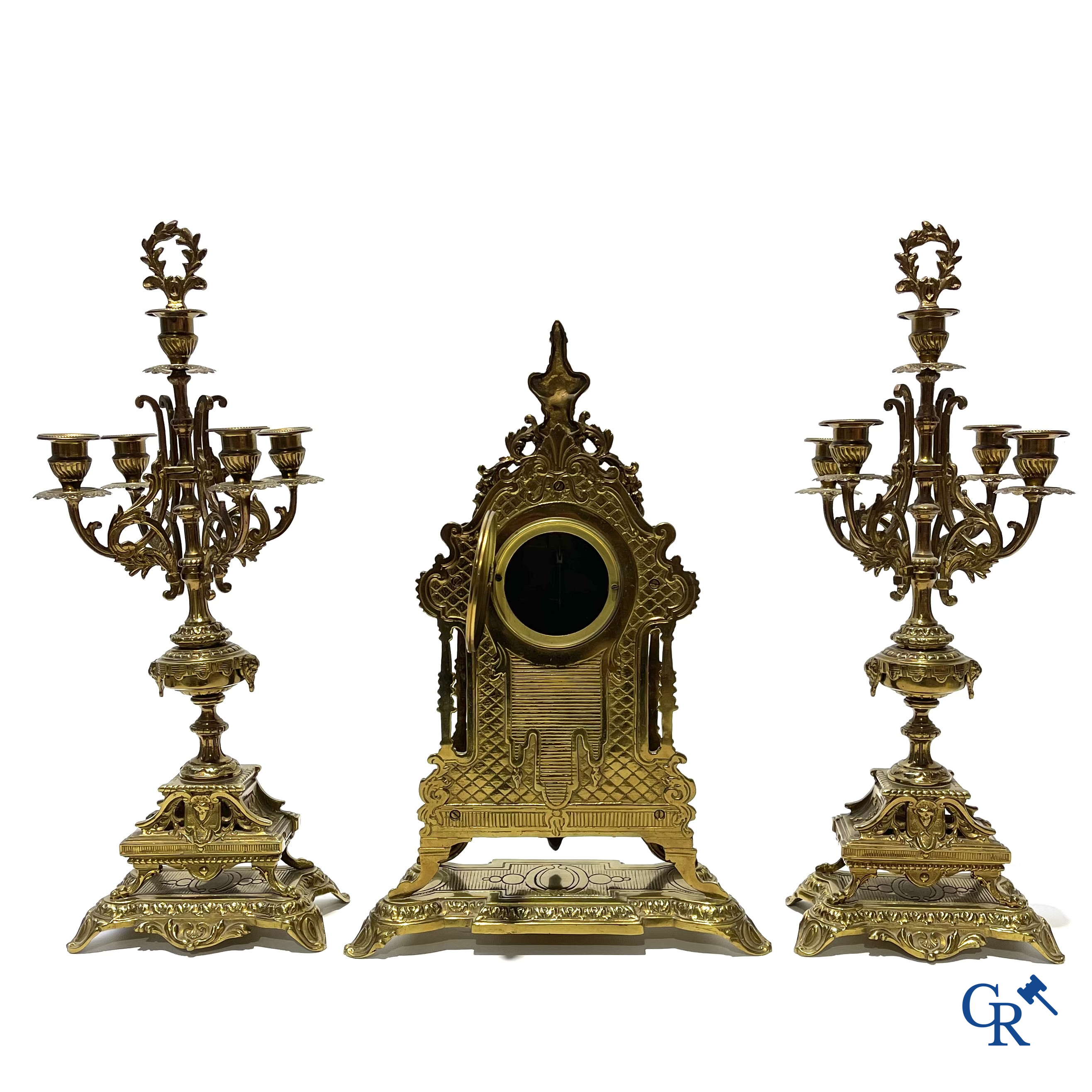 Een kavel met een 3-delige bronzen schouwgarnituur en een lot verzilverd bestek.