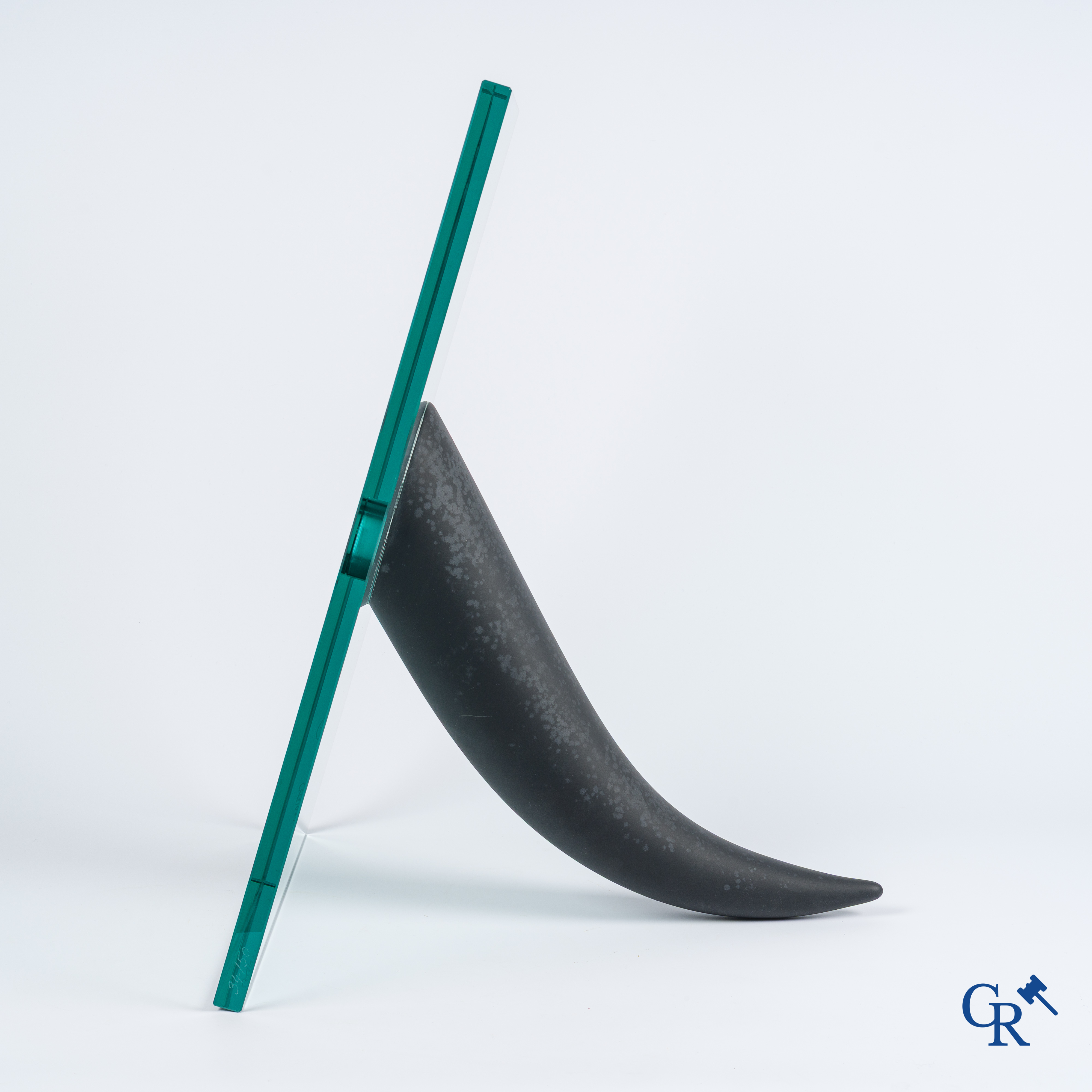 Philippe Starck (1949) en Daum. Een gesigneerde en genummerde vaas "Une étrangeté sous un mur" Ontwerp uit 1988.