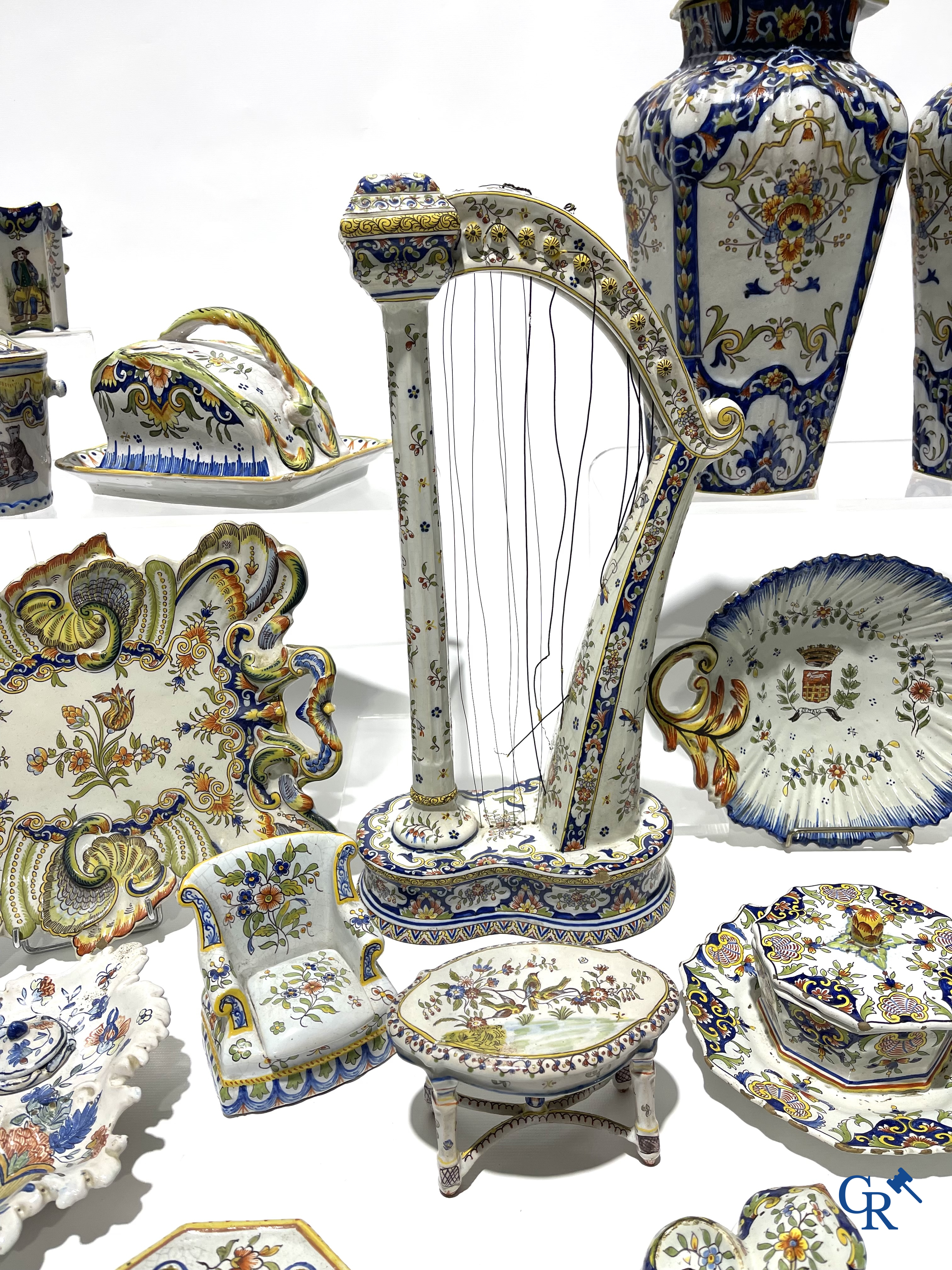 Faience of Rouen, Devres. Interesting and large lot with various polychrome pieces. 19th century.