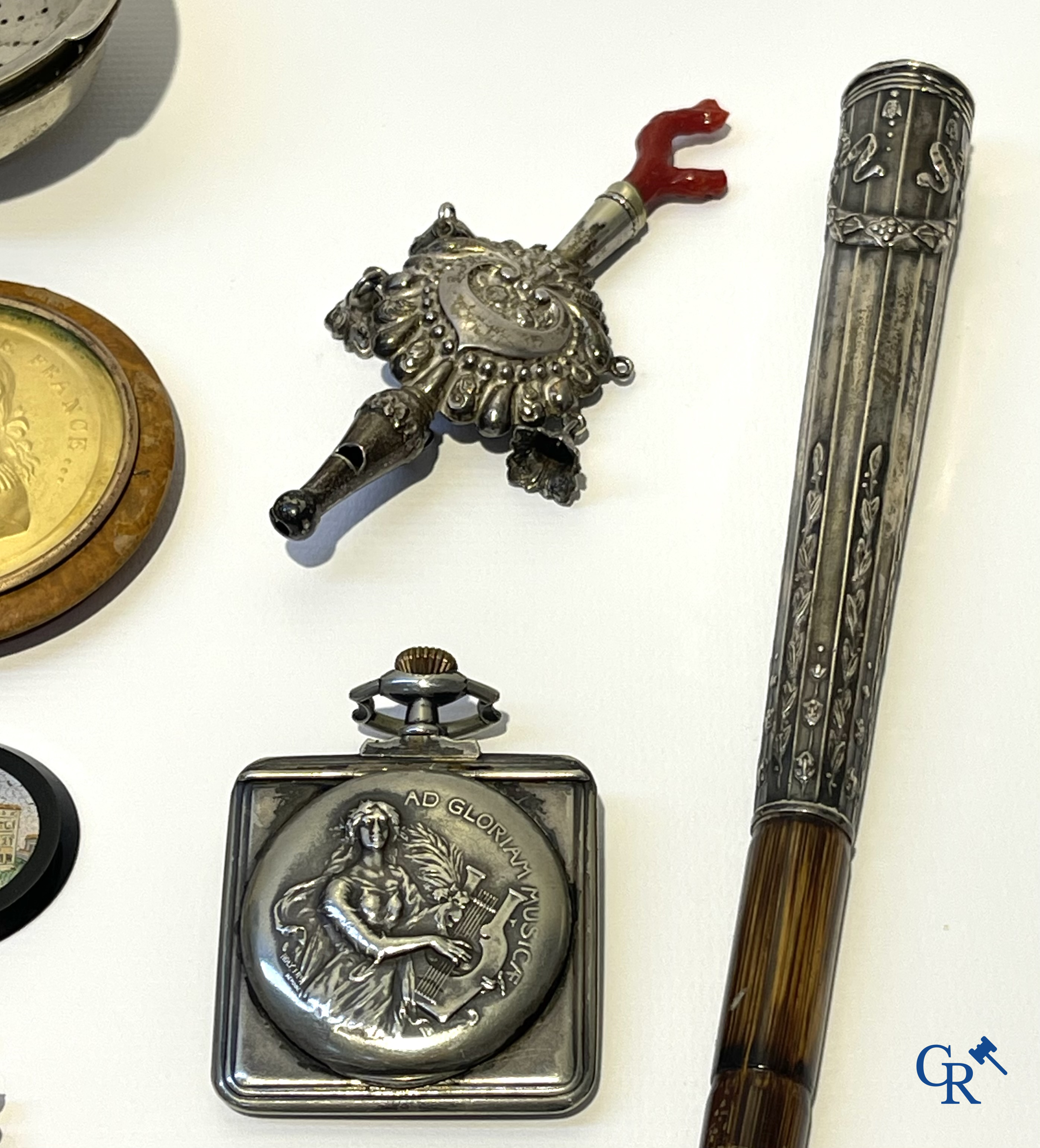 Lot with display case objects, jewellery with diamond, timepieces, silver tobacco boxes, micro mosaic, etc. 18th-19th-20th century.