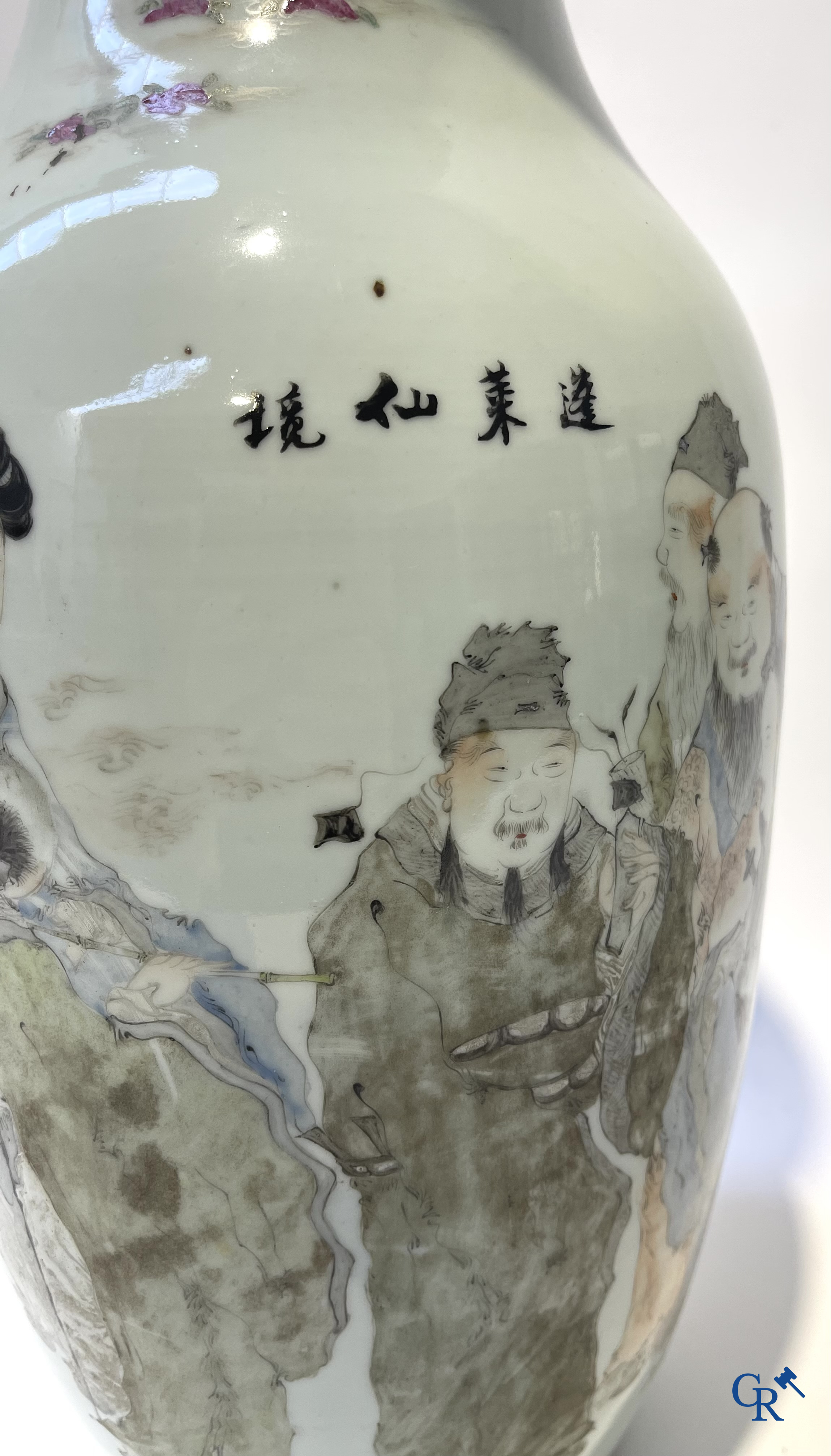 Aziatica. Chinese qianjiang cai vaas in porselein met onsterfelijken en kalligrafie. Gesigneerd. 19e-20ste eeuw.
