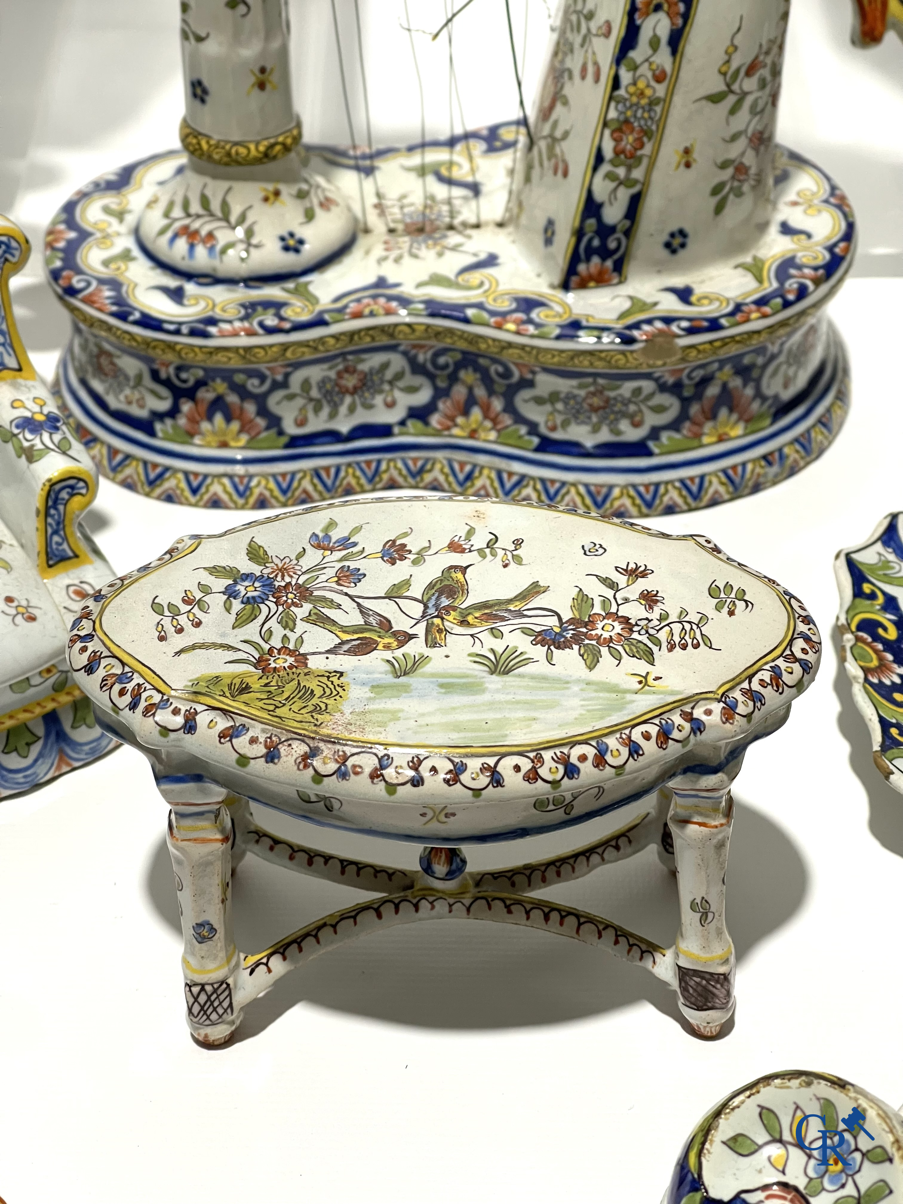 Faience of Rouen, Devres. Interesting and large lot with various polychrome pieces. 19th century.