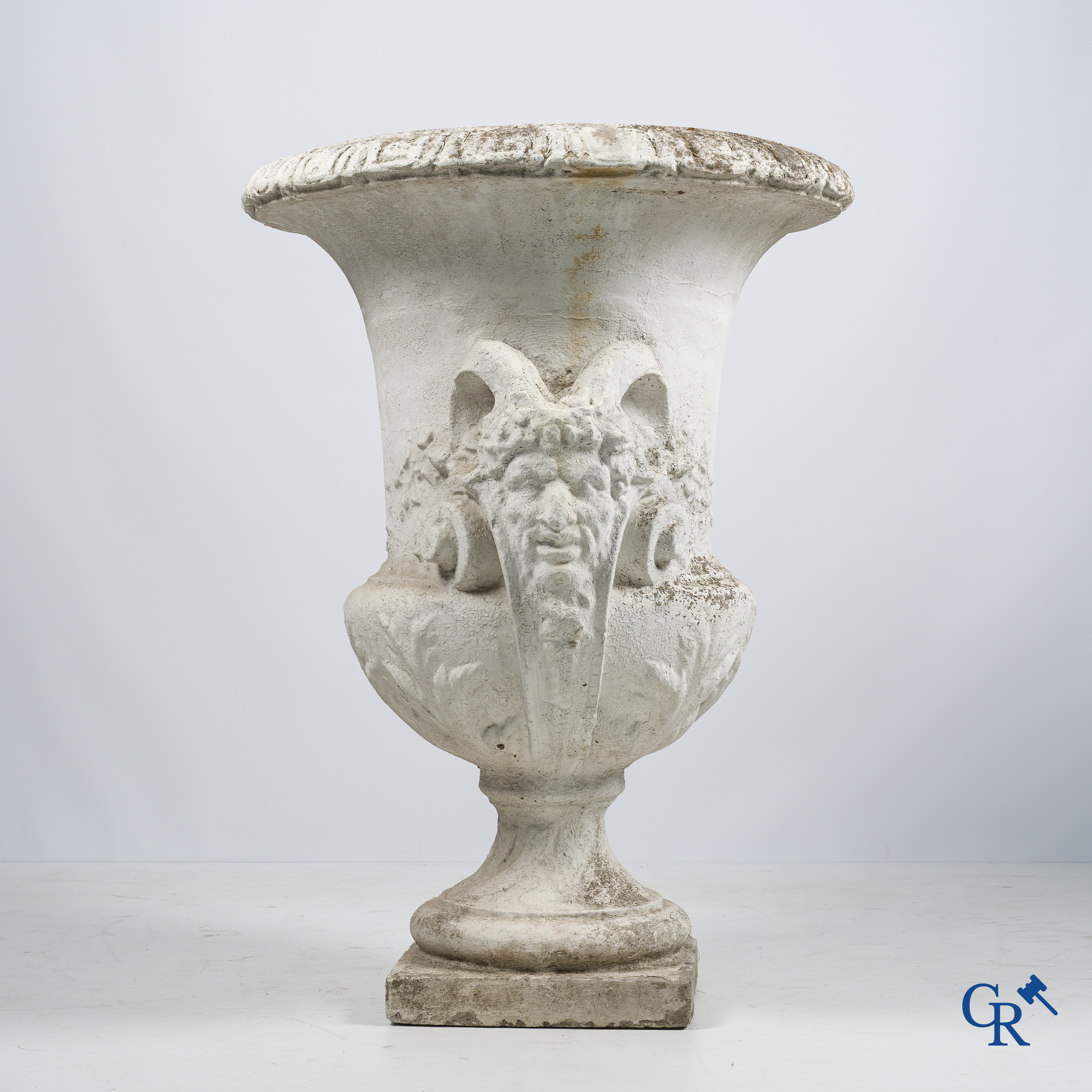 Garden decoration, an imposing garden vase in concrete with sater heads . Old patina, 19th century.