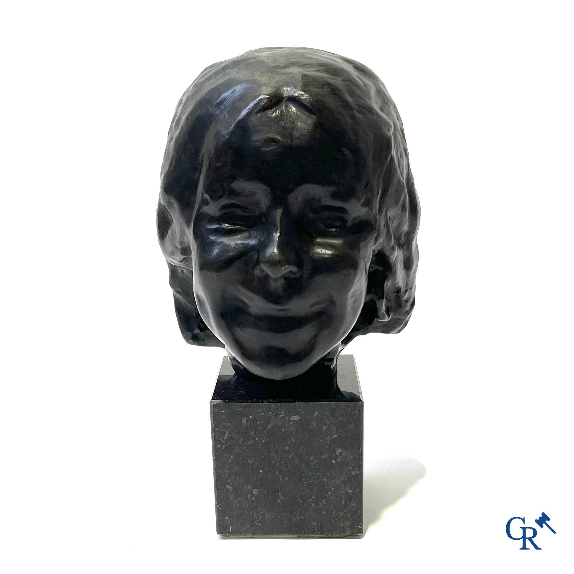 Rik Wouters (1882-1916), Naar. "La petite rieuse" bronzen beeld met donkere patina. Gesigneerd Rik Wouters. Posthuum.