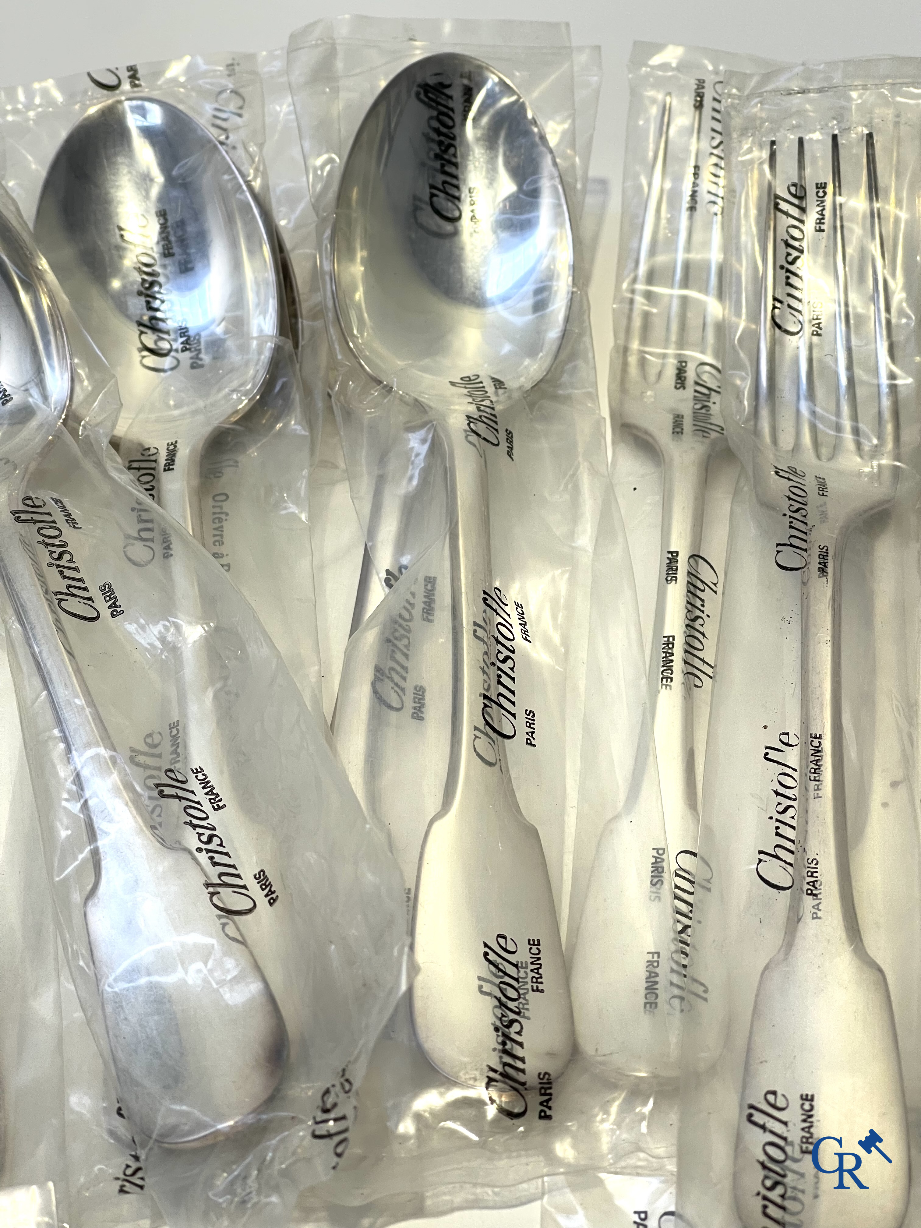 Christofle. Groot lot met verzilverd bestek. Model Cluny uniplat. 8 lepels, 10 vorken en 9 messen.