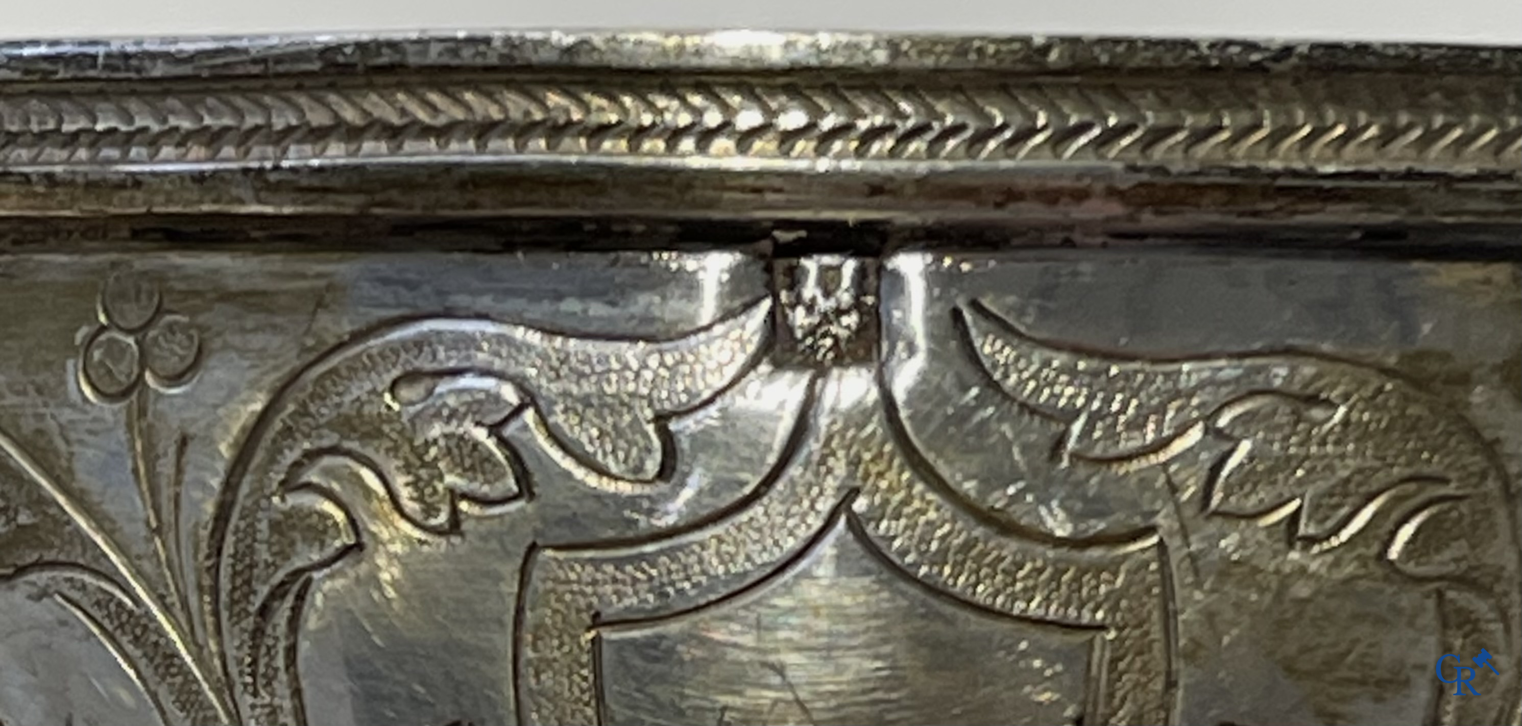 Paar zilveren zoutvaatjes met hanenkopmotief. Zilver 2de gehalte. Meerdere keurmerken. Belgisch werk 19e eeuw.