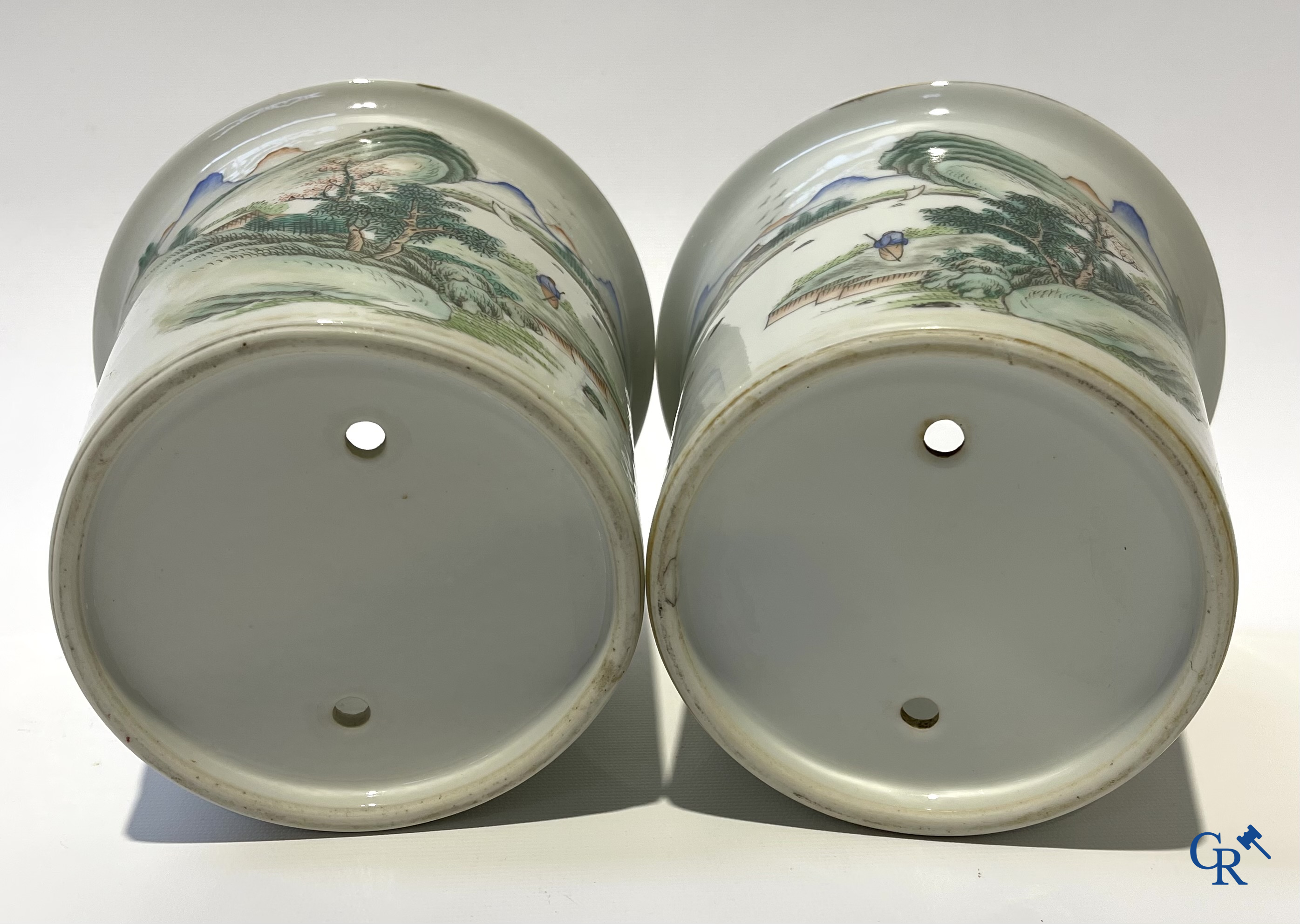 Asian Art. Chinese porcelain. A pair of jardinières with landscapes.
