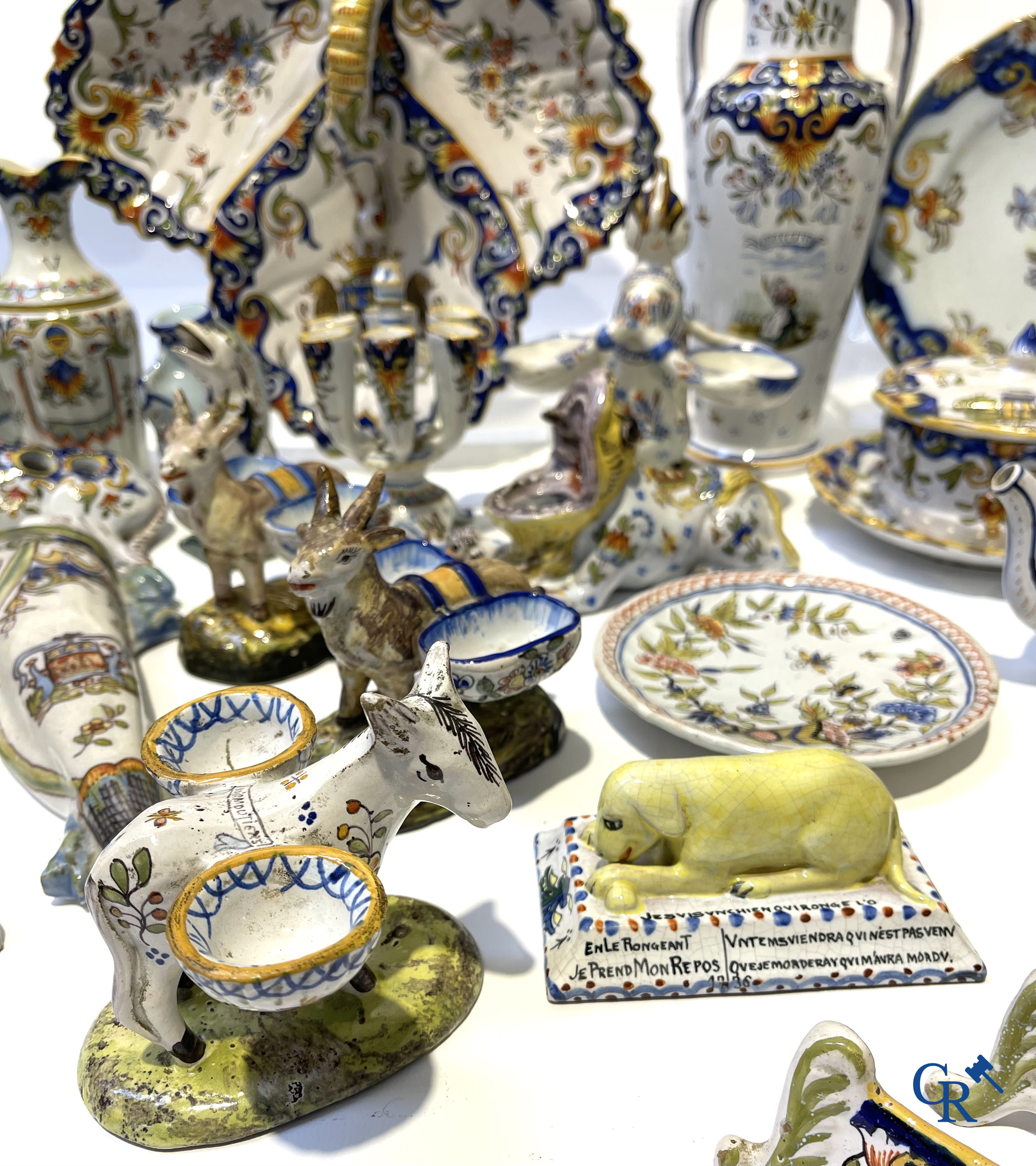 Faience van Rouen, Devres. Interessant en groot lot met diverse polychrome vormstukken. 19e eeuw.