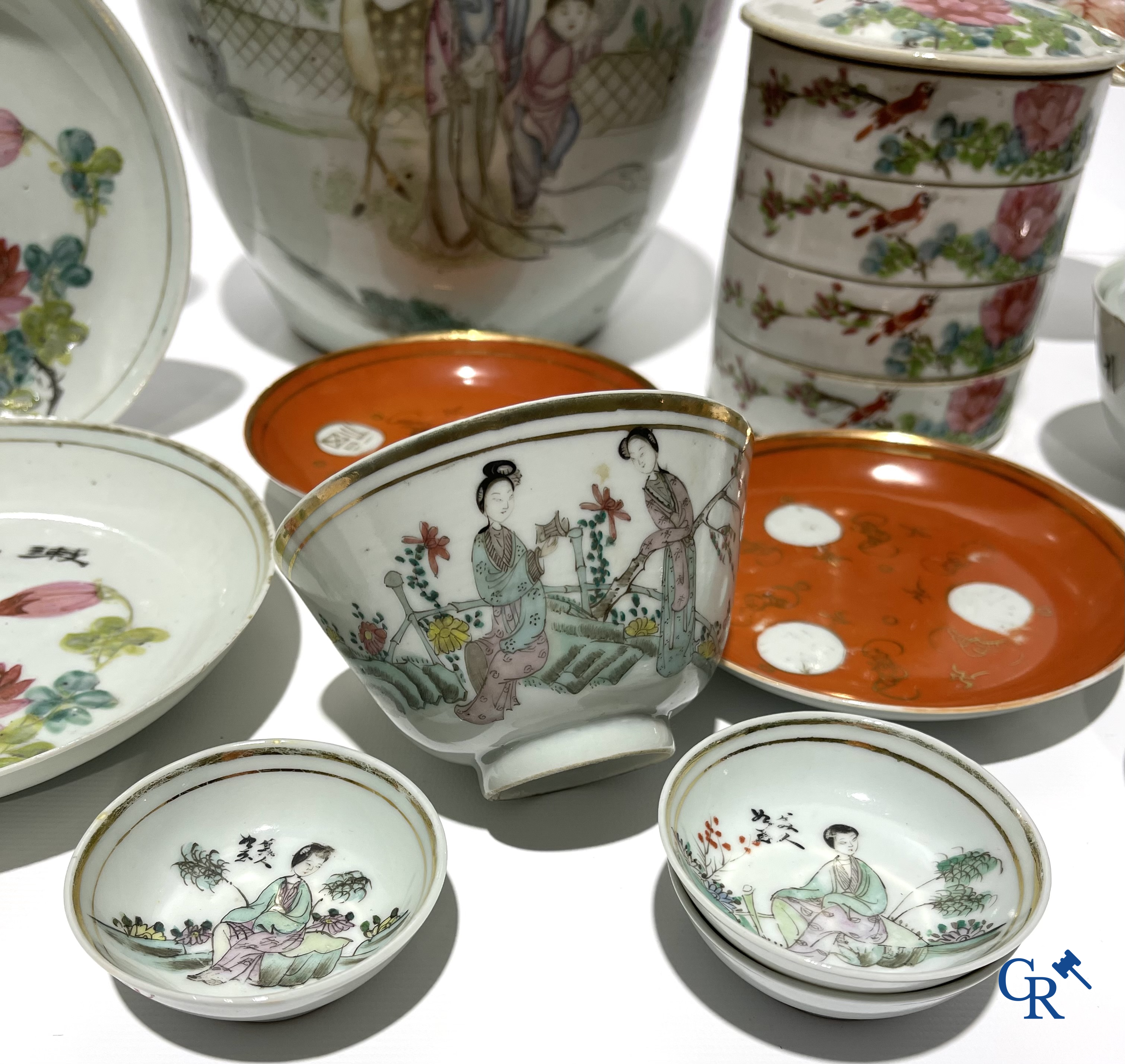 Aziatica. Chinees porselein. Een groot lot divers Chinees porselein.